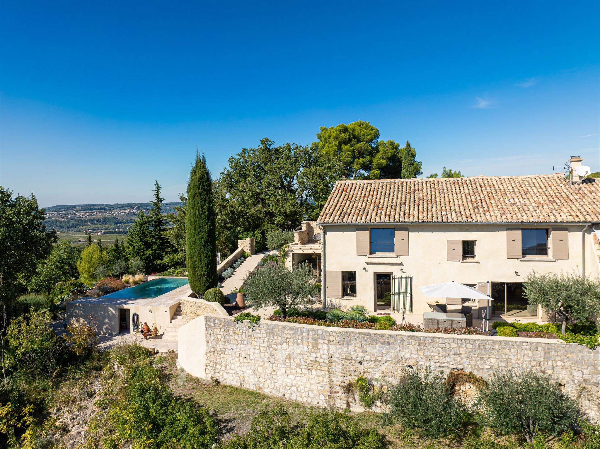 Maison de caractère avec vue panoramique et piscine à vendre en Provence
