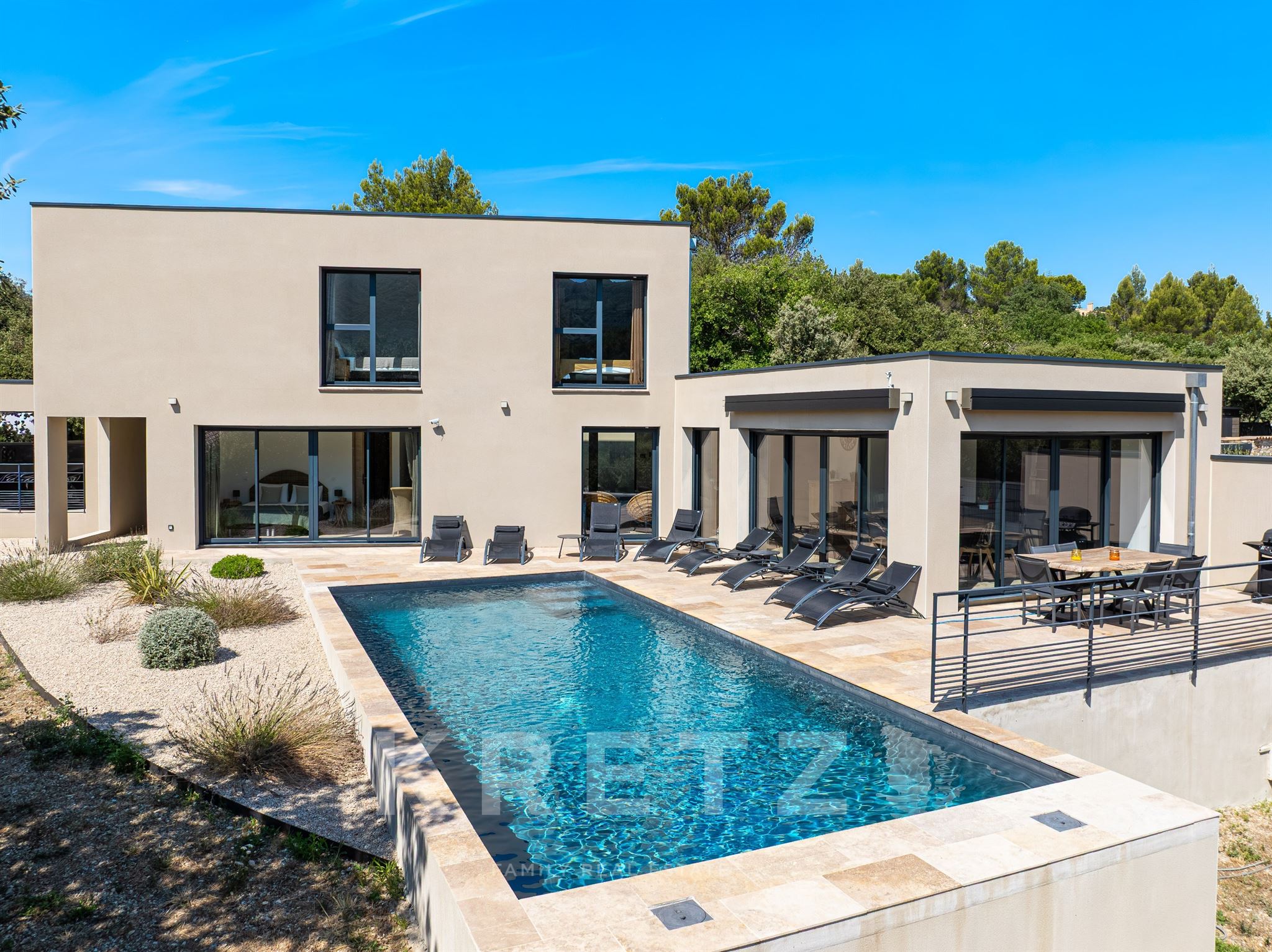 Une contemporaine d'exception face au Mont Ventoux… l'art de vivre en Provence.