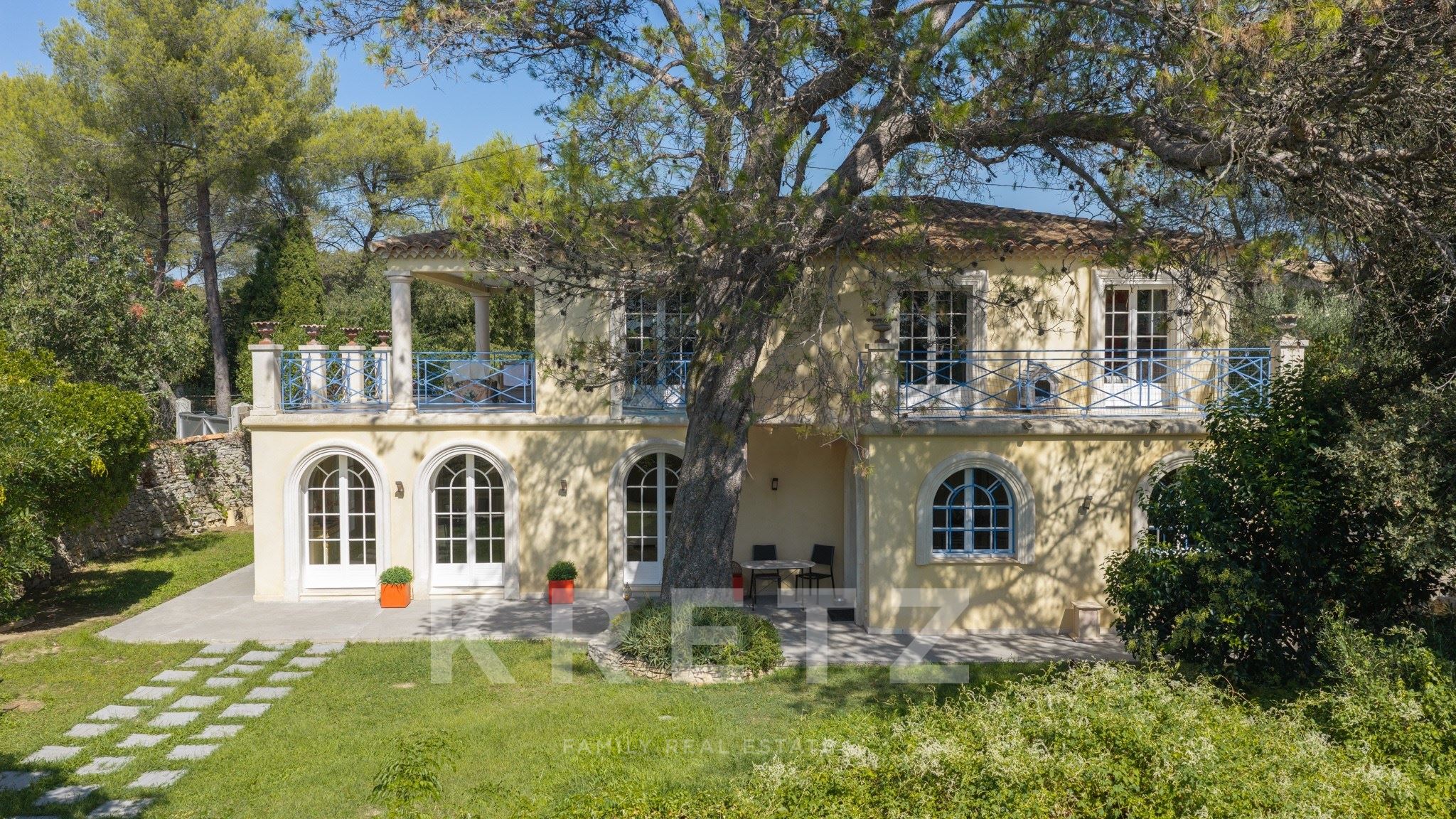 Villa avec piscine et vue dégagée