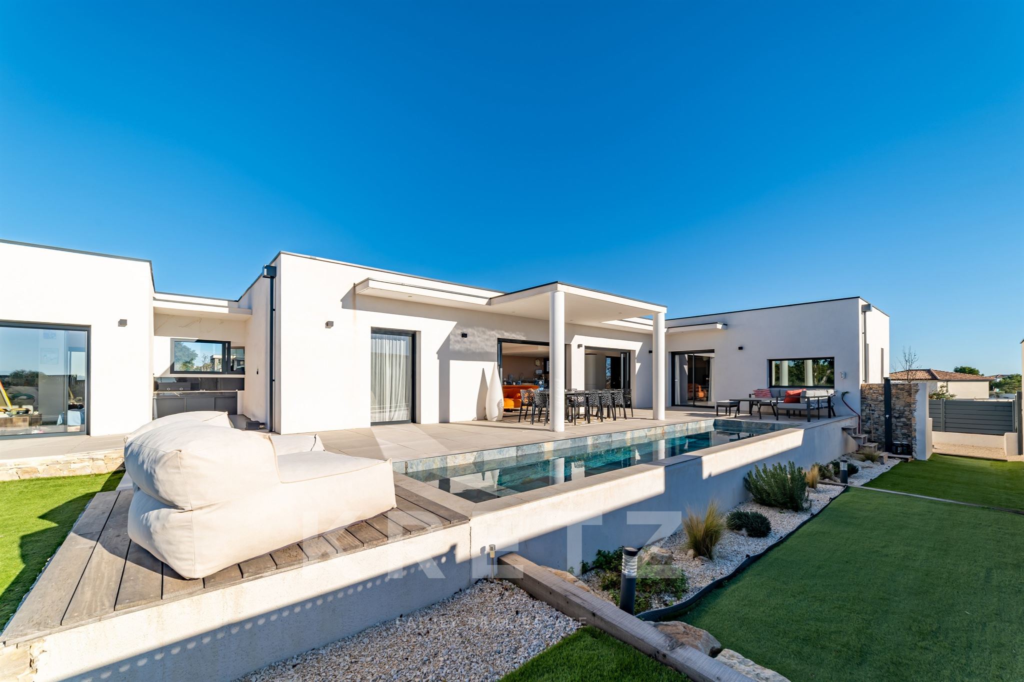 Contemporary villa with separate apartment in a peaceful location