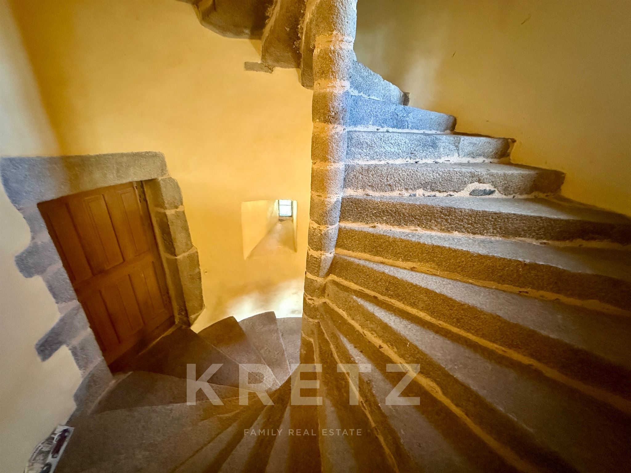 Exceptional Listed Manor with 3.5 ha Private Lake, 18ha land - Eastern Mayenne