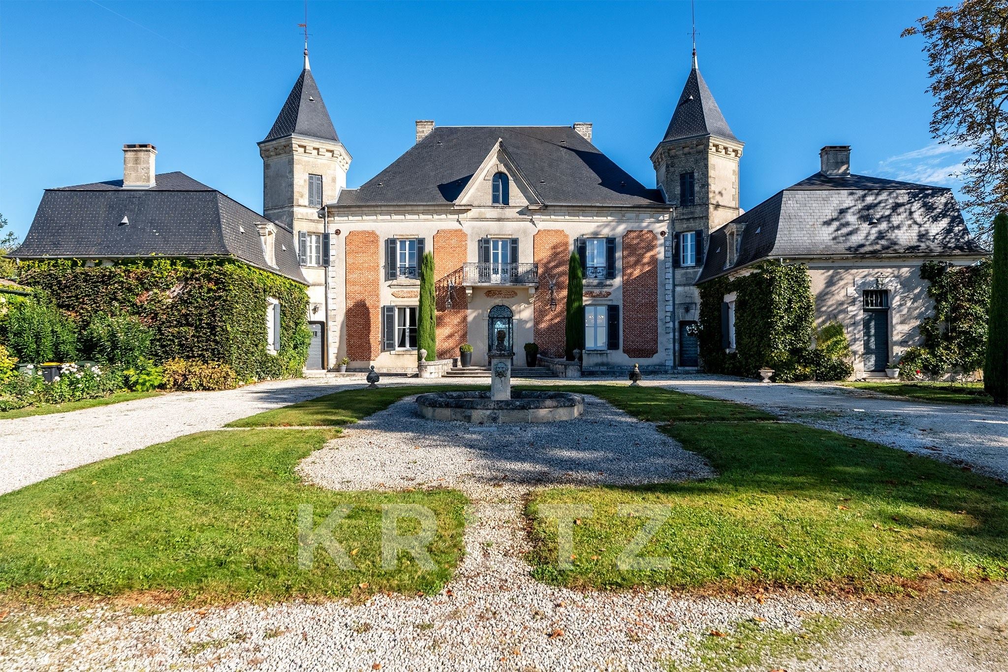 1,300 m² property in the heart of the Bordeaux vineyards, set on 111 hectares including 80 hectares 