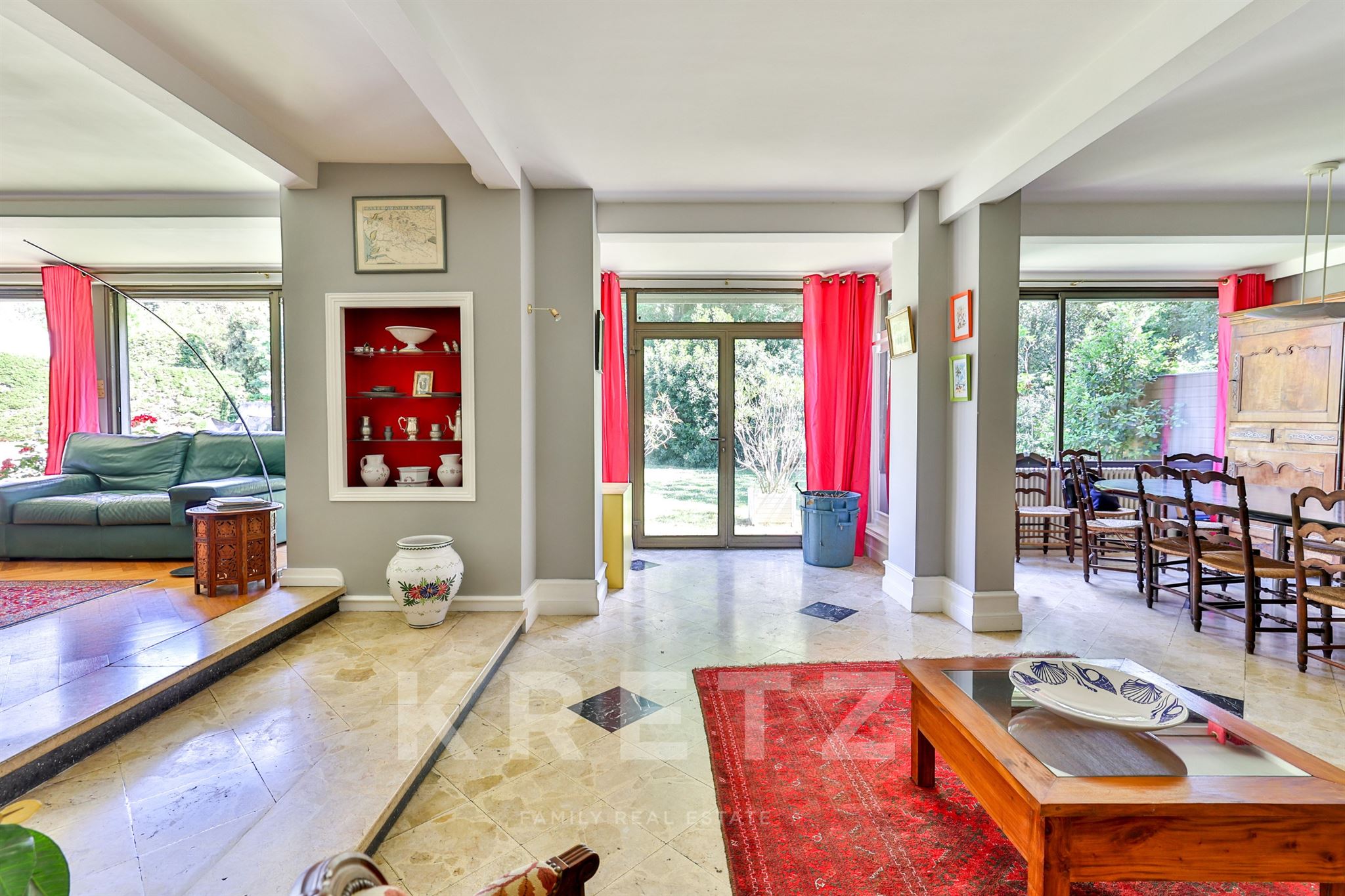Elegant family property with guest house and swimming pool