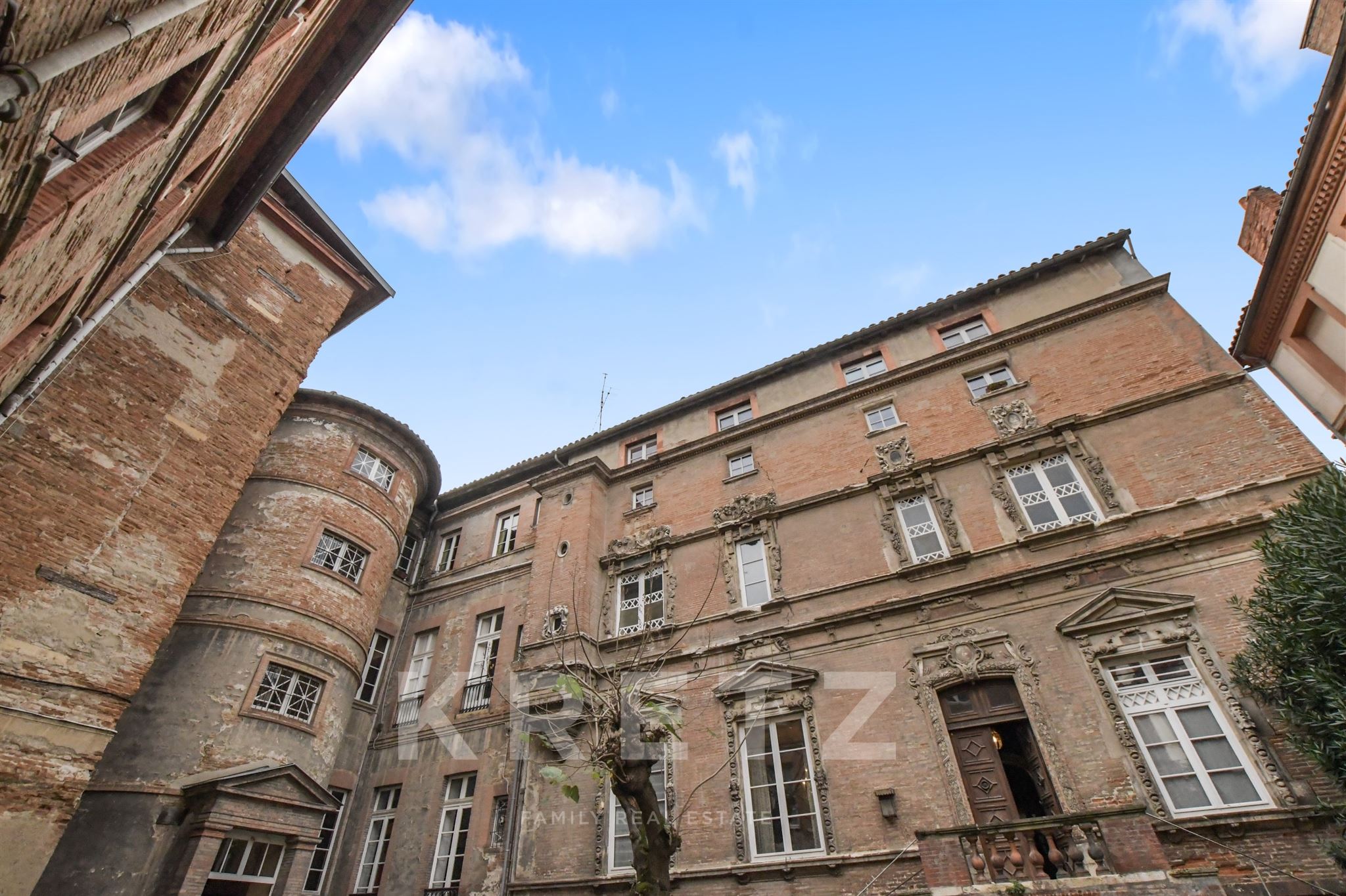 1000m2 townhouse in the golden triangle