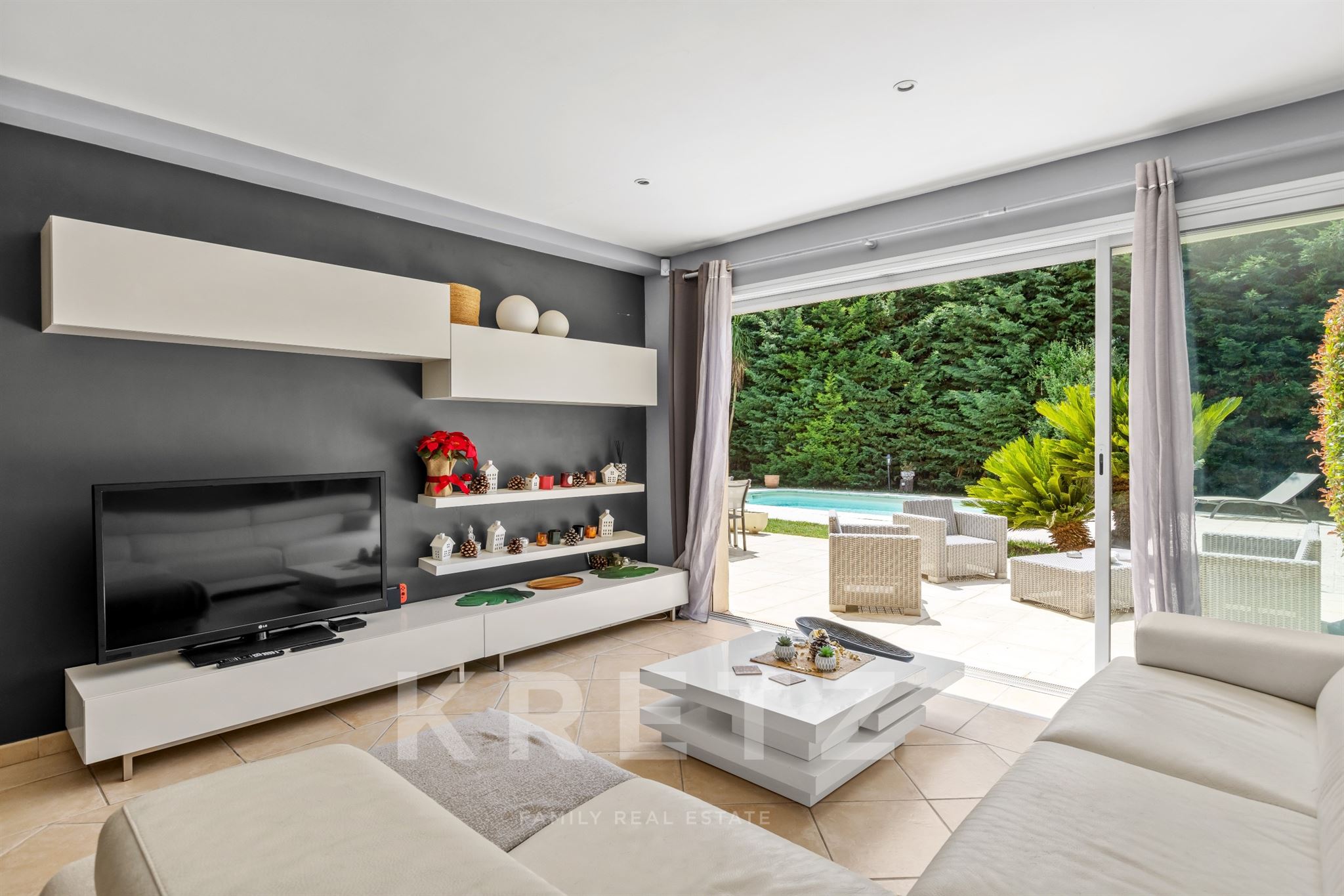 Bright 150 m² villa with swimming pool and large plot - Villeneuve-Loubet