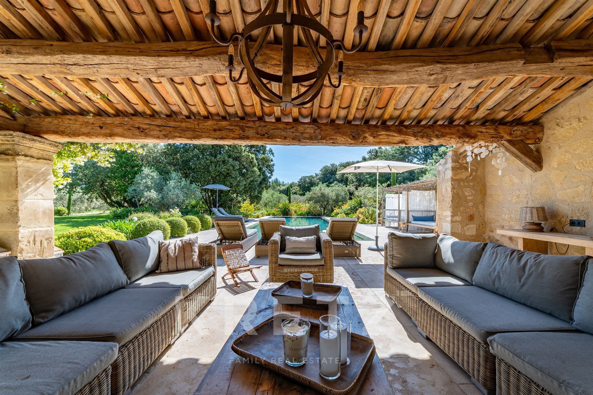 Eygalières — Exceptional Provençal mas, full renovation, 5 suites, infinity pool