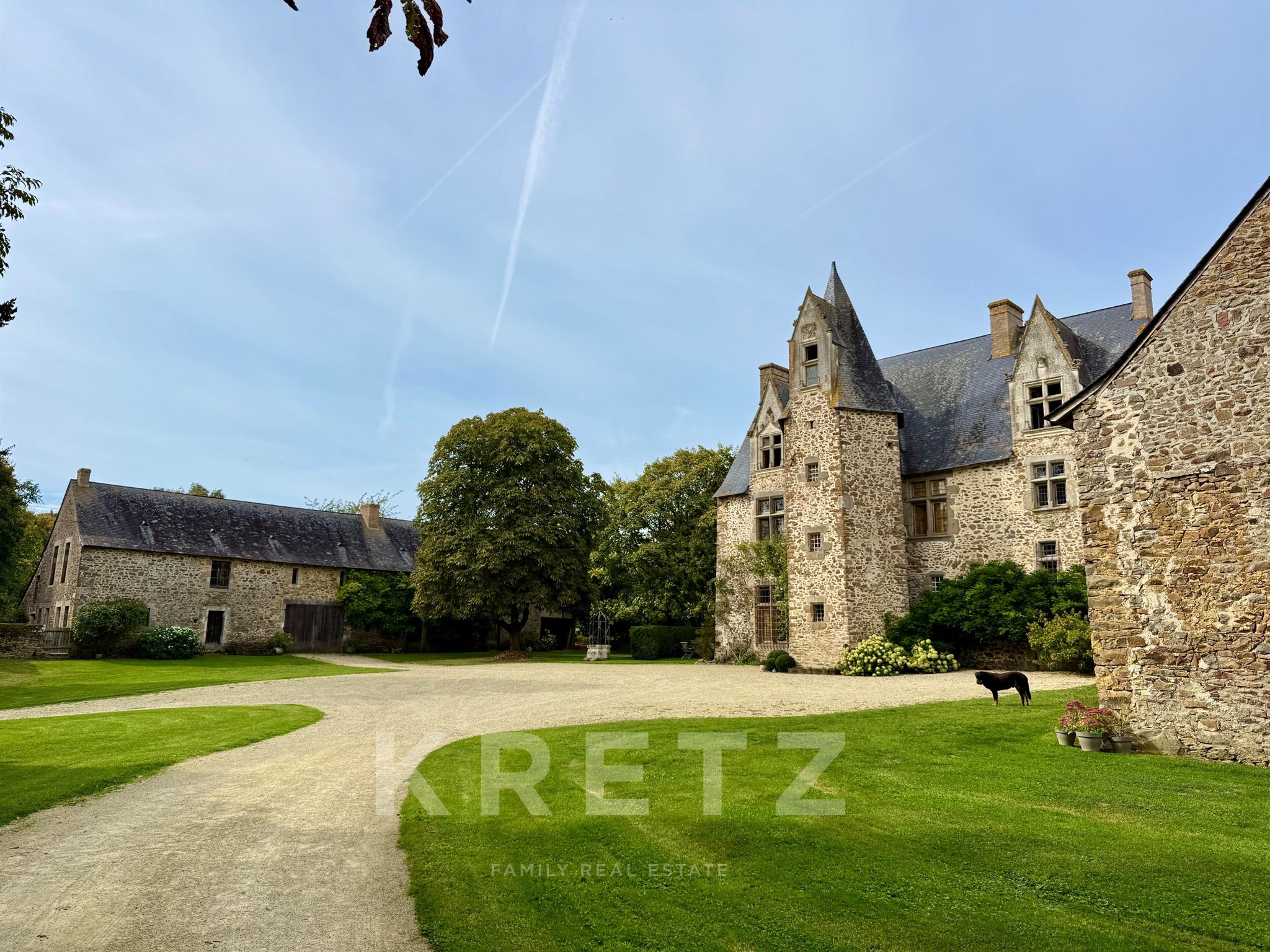 Exceptional Listed Manor with 3.5 ha Private Lake, 18ha land - Eastern Mayenne