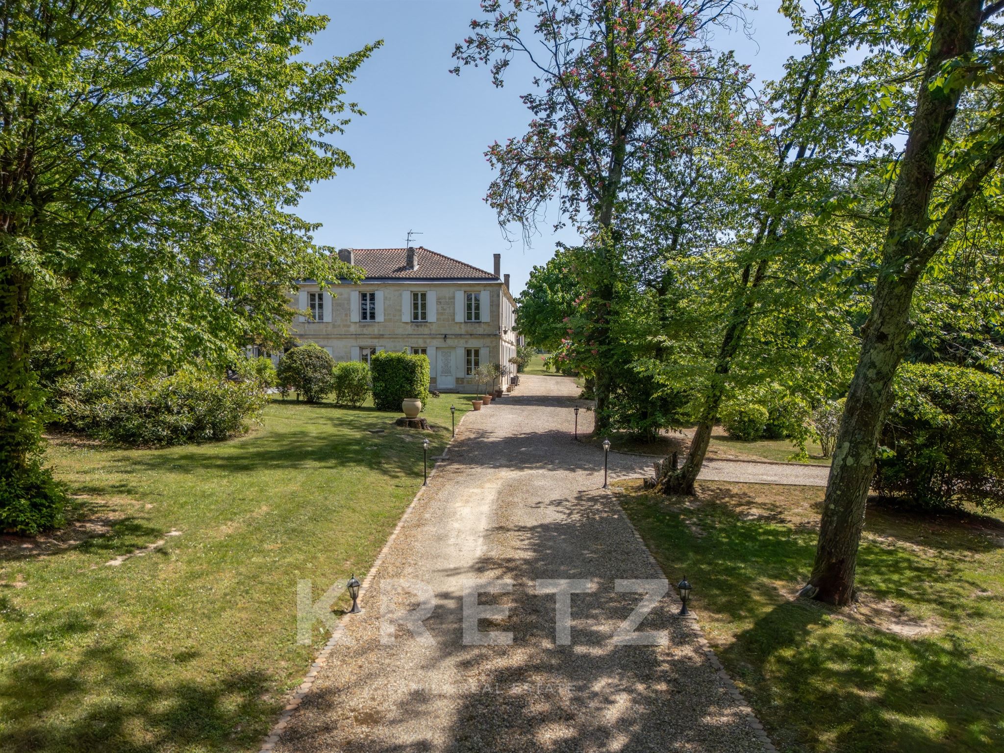 A stately home and 3.7-hectare grounds: A gem on the outskirts of Bordeaux