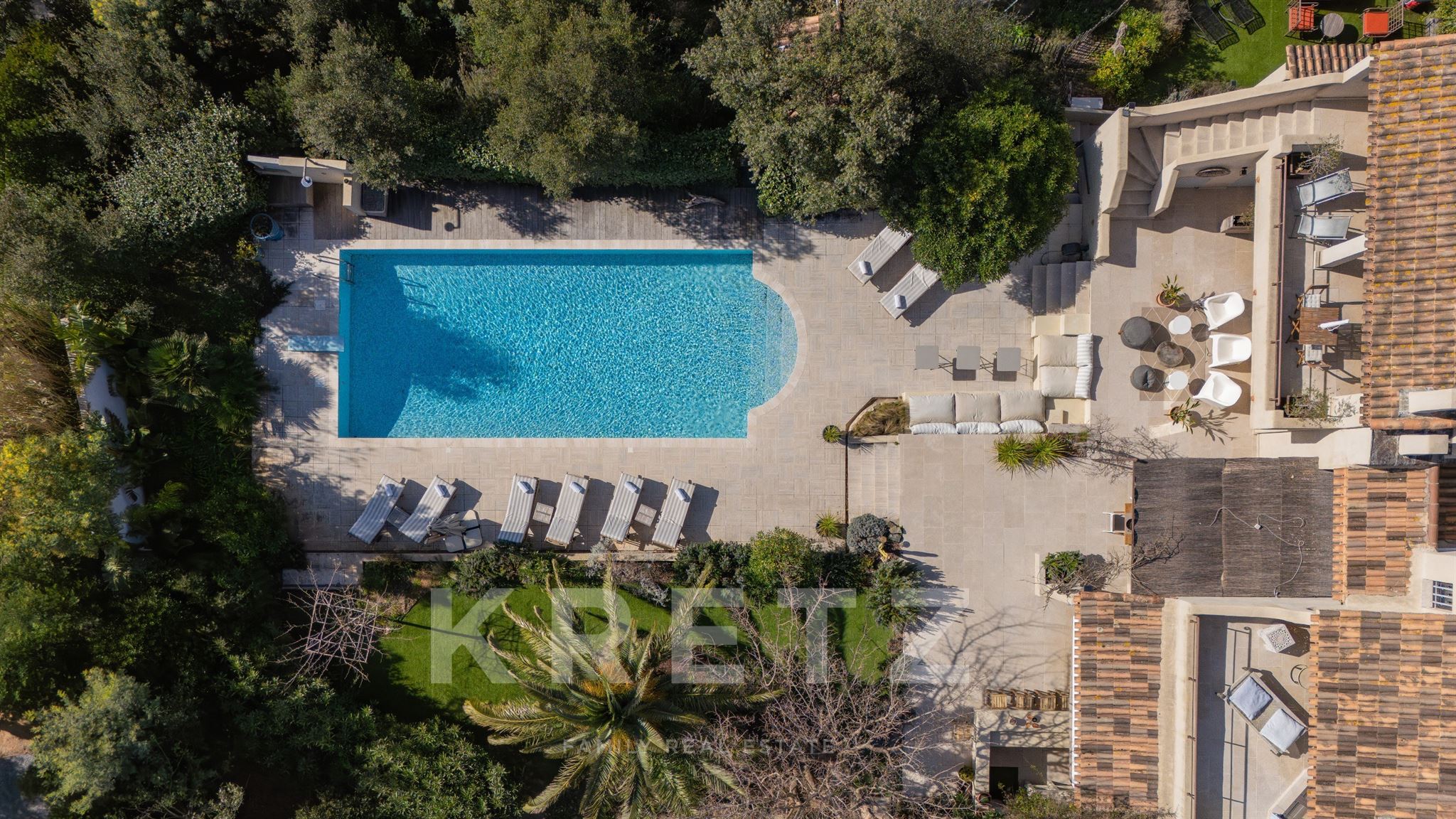 Sainte-Maxime – Magnificent Provençal villa close to the beaches.
