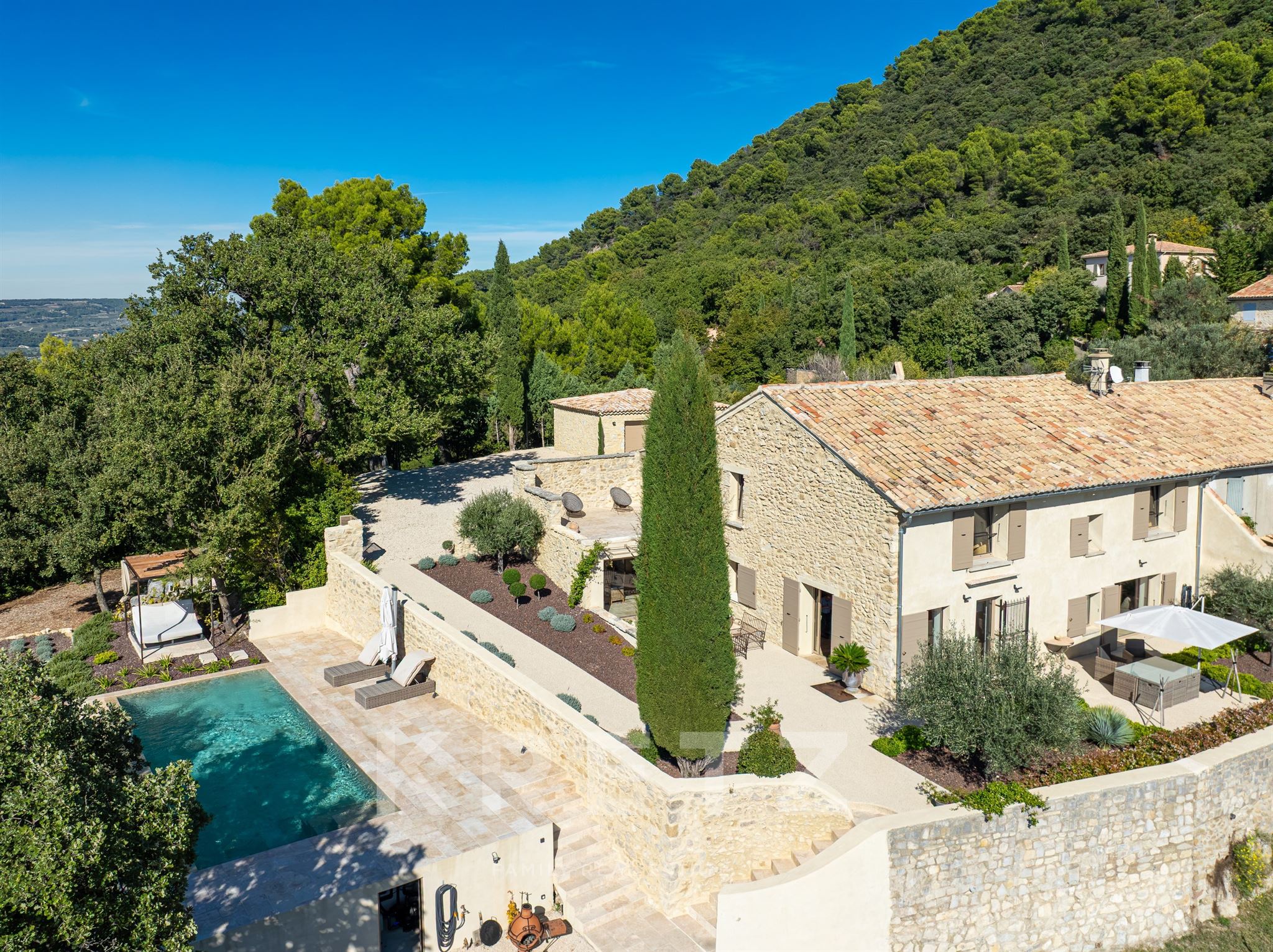 Maison de caractère avec vue panoramique et piscine à vendre en Provence