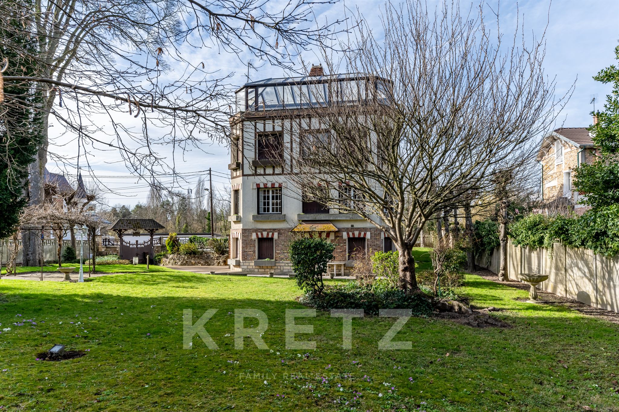 Anglo-Norman style property on the banks of the Marne