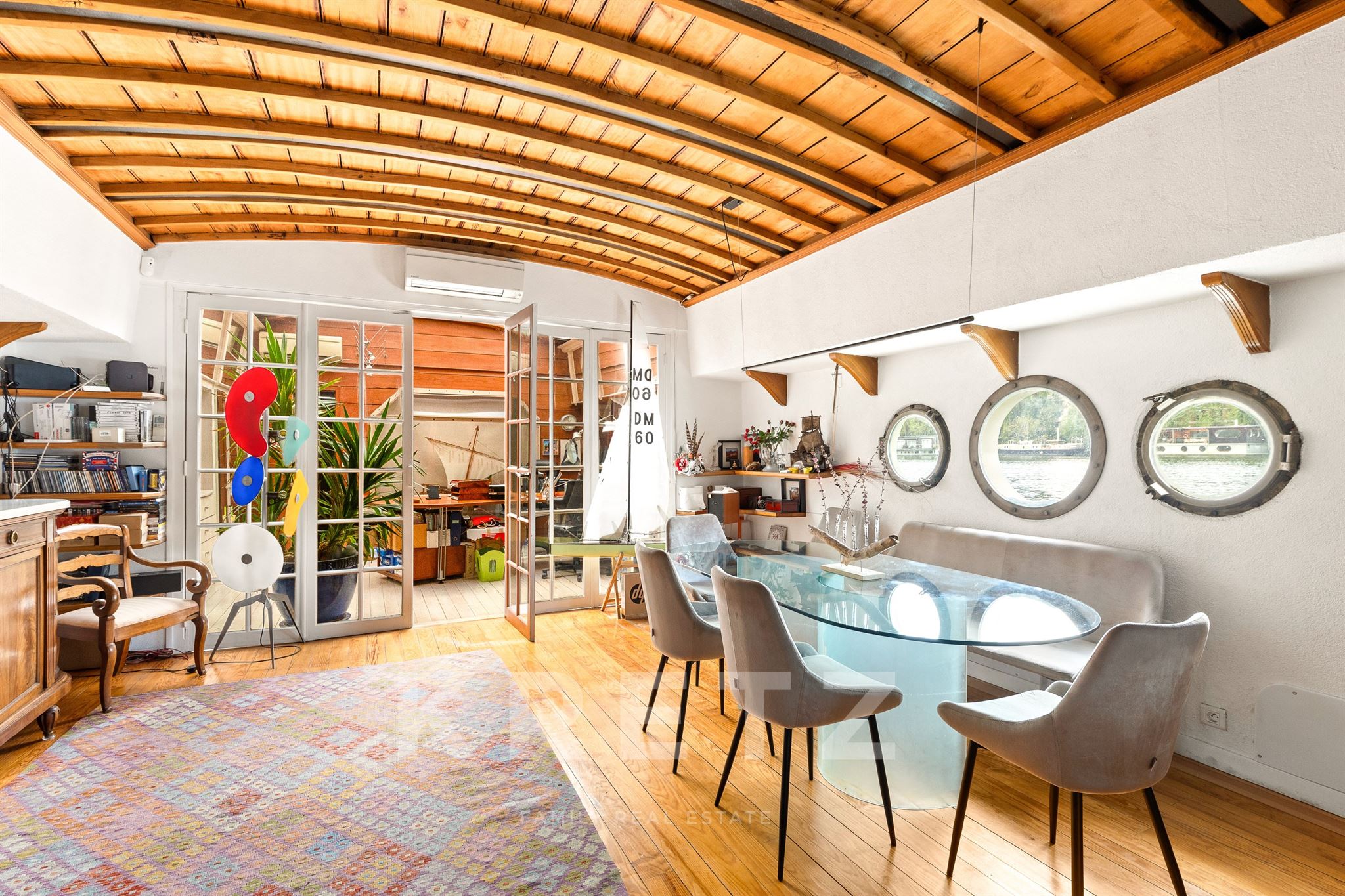 Elegant Renovated Freycinet Barge with Panoramic Views on the Seine