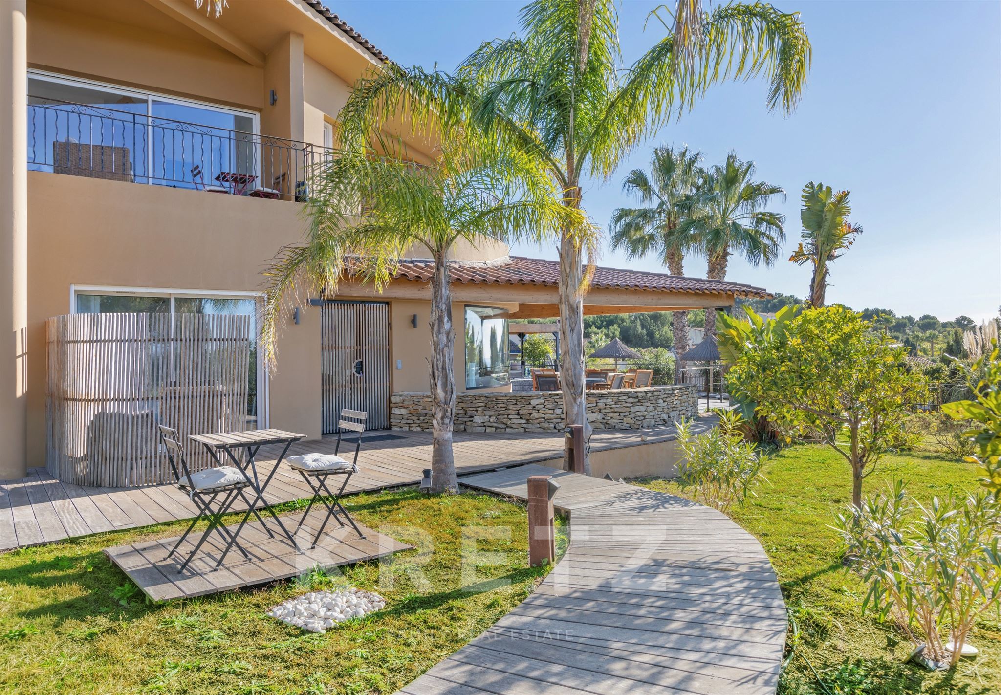 Architect-designed villa, 7 suites, sea view
