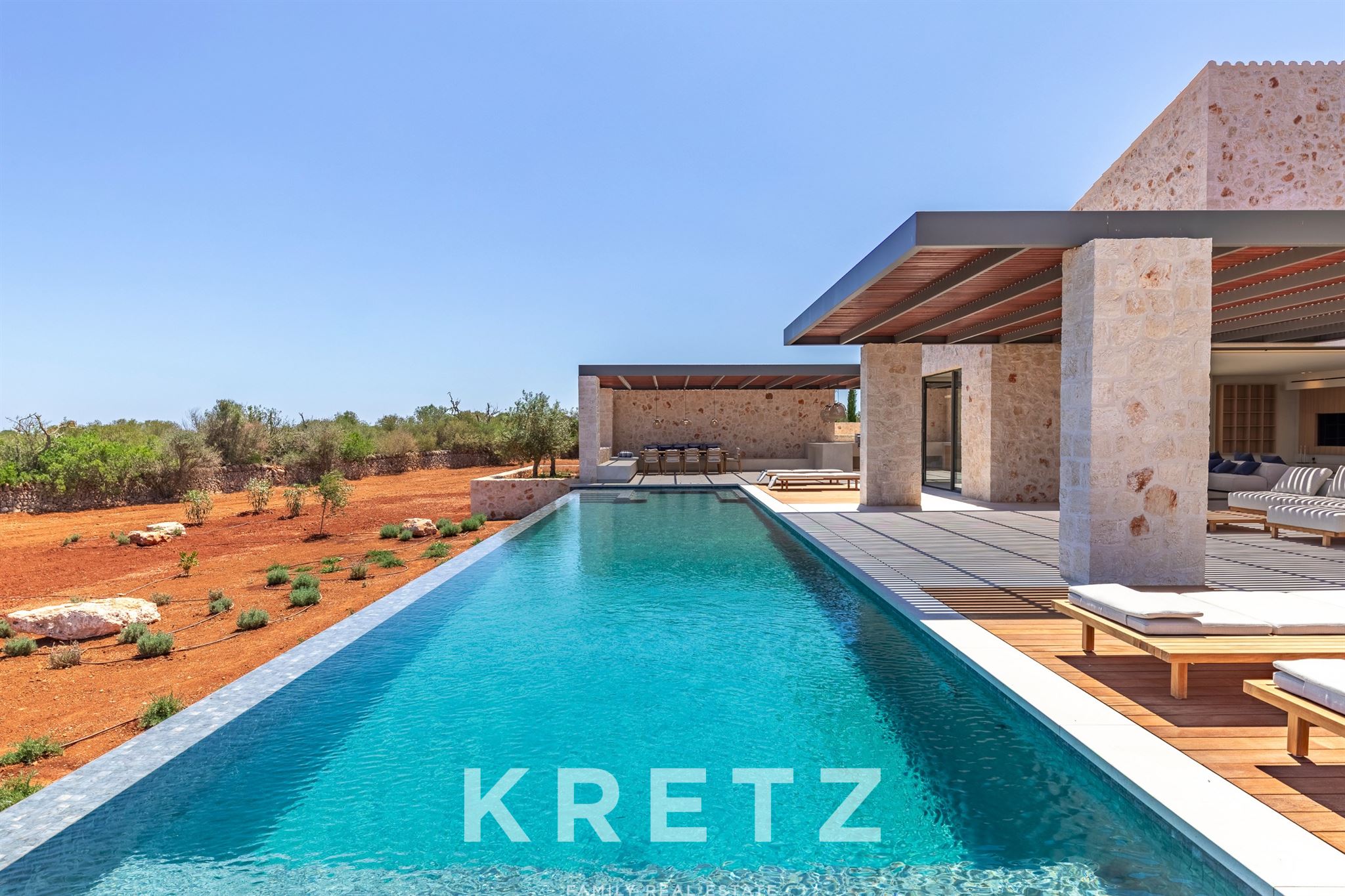 Modern and refined finca, just three minutes from the idyllic beaches of Cala Llombards and Cala S'A