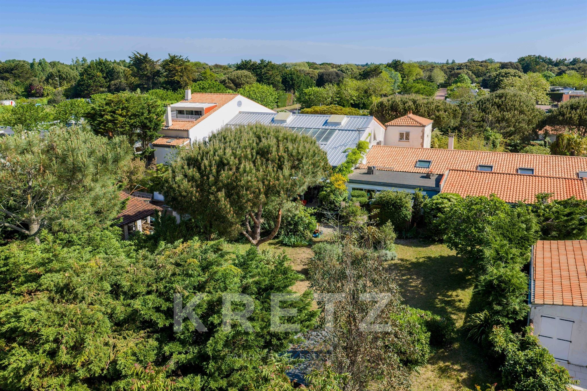 Exceptional property featuring a 220 m² tropical greenhouse in the heart of Oléron Island