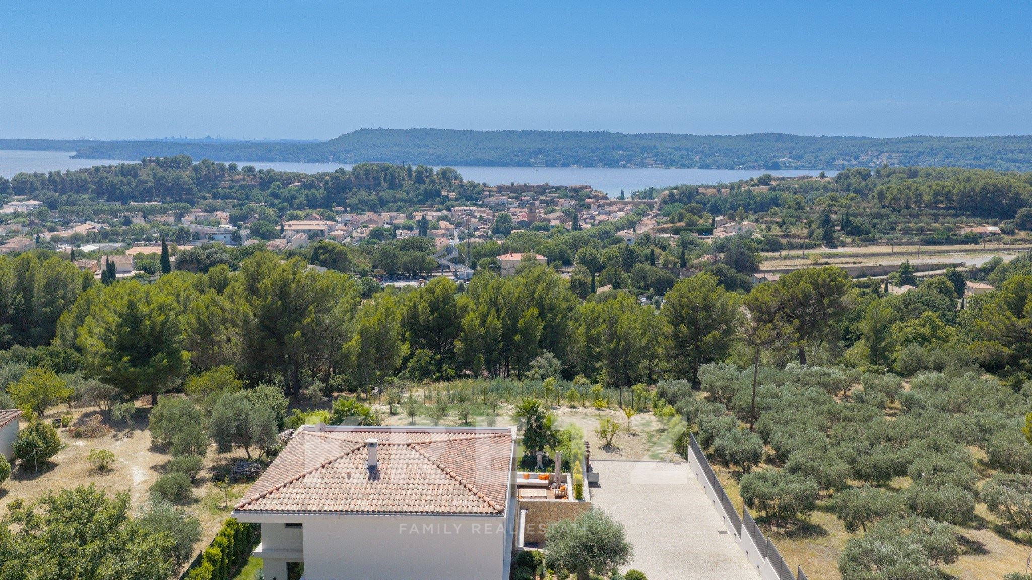 Saint Chamas, Villa contemporaine avec vue dominante sur l'étang