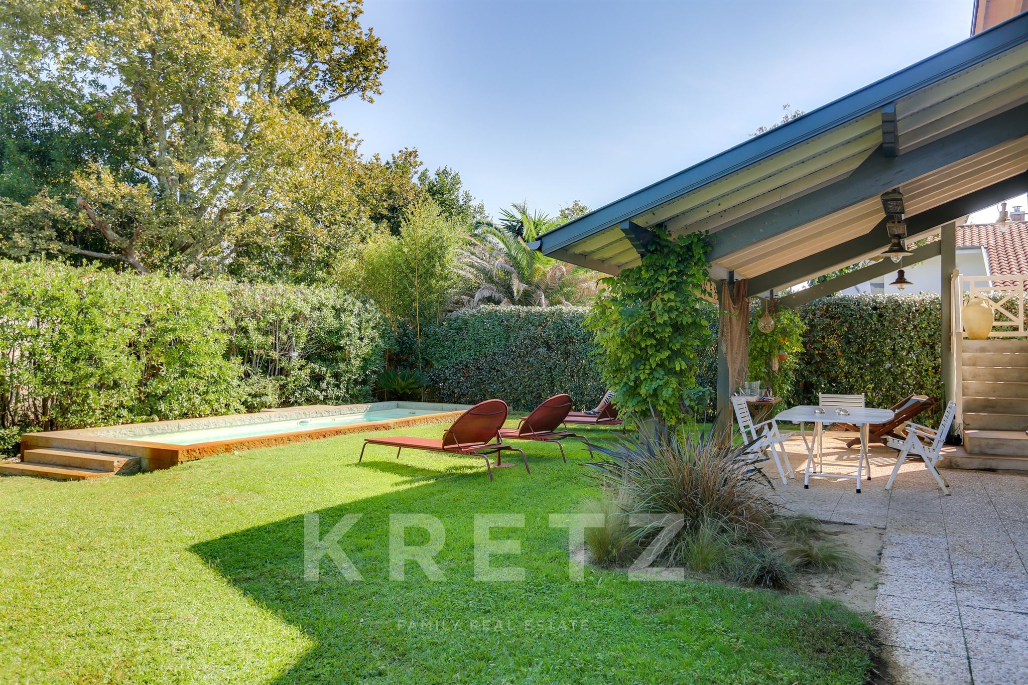 Capbreton, just steps from the market hall and the beach: a villa combining charm, privacy, and potential.