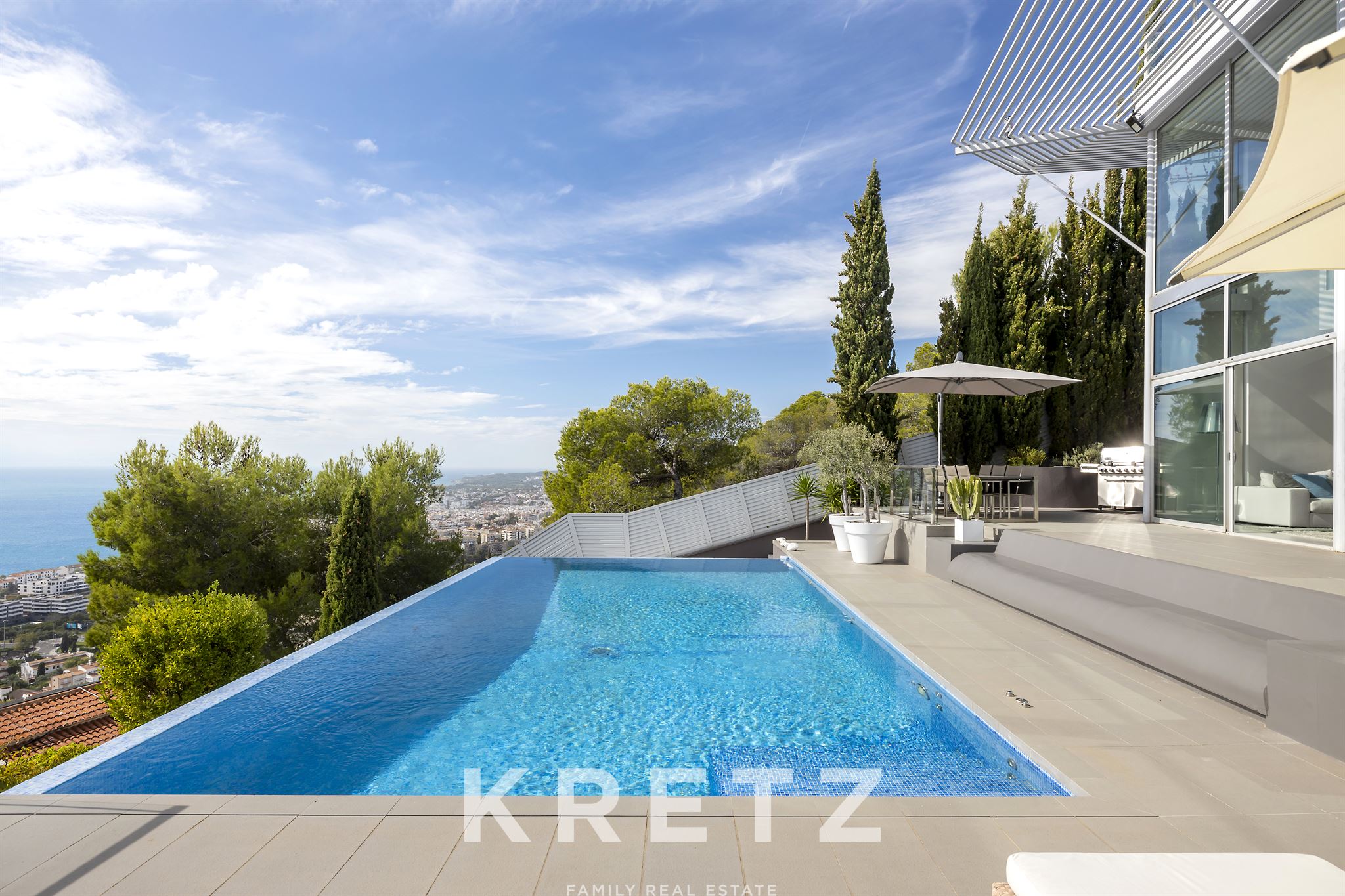 Architect-designed villa between sea and town