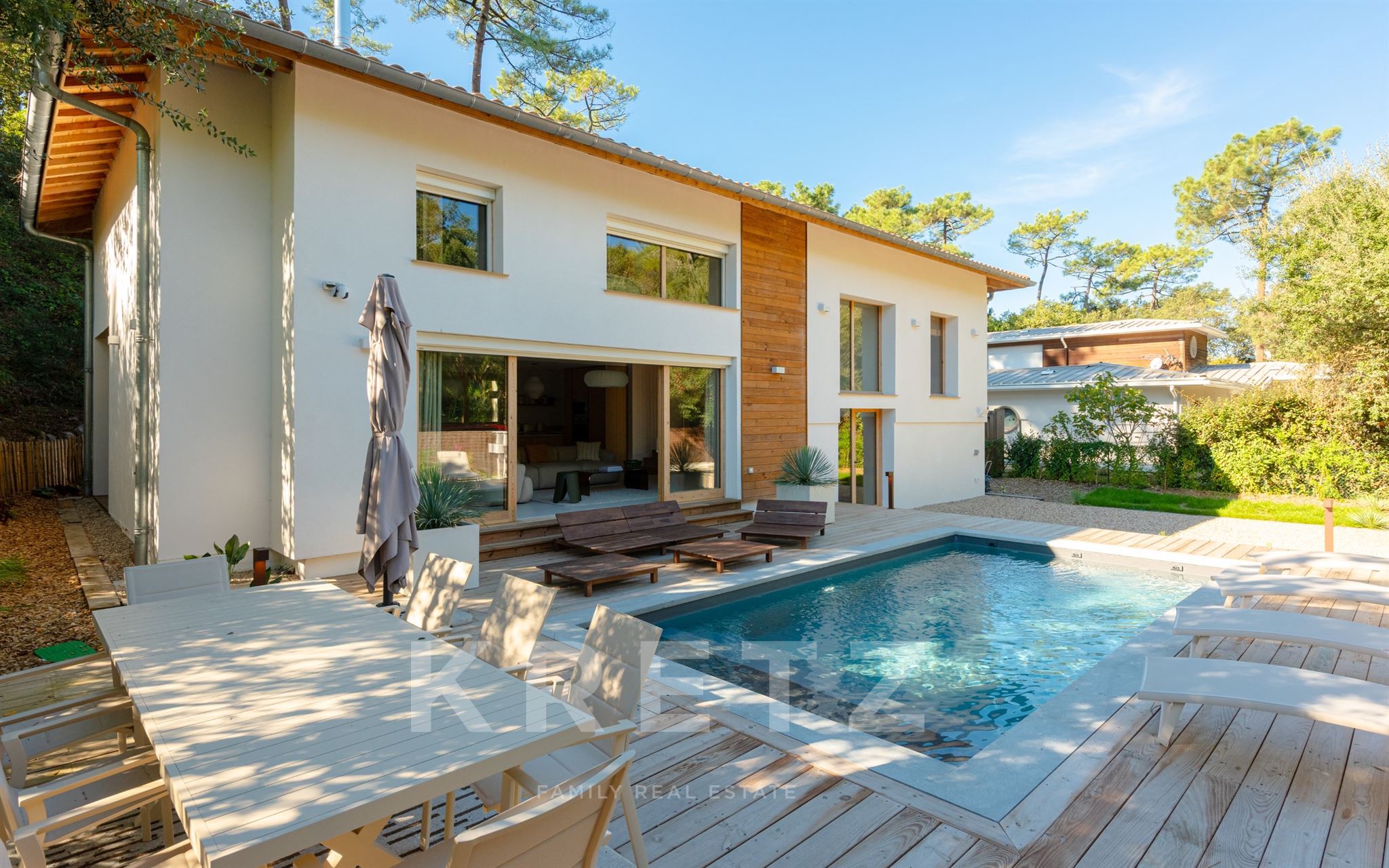 HOSSEGOR - Entre lac et océan, villa d’architecte de 5 chambres avec piscine, classée DPE B, vendue meublée