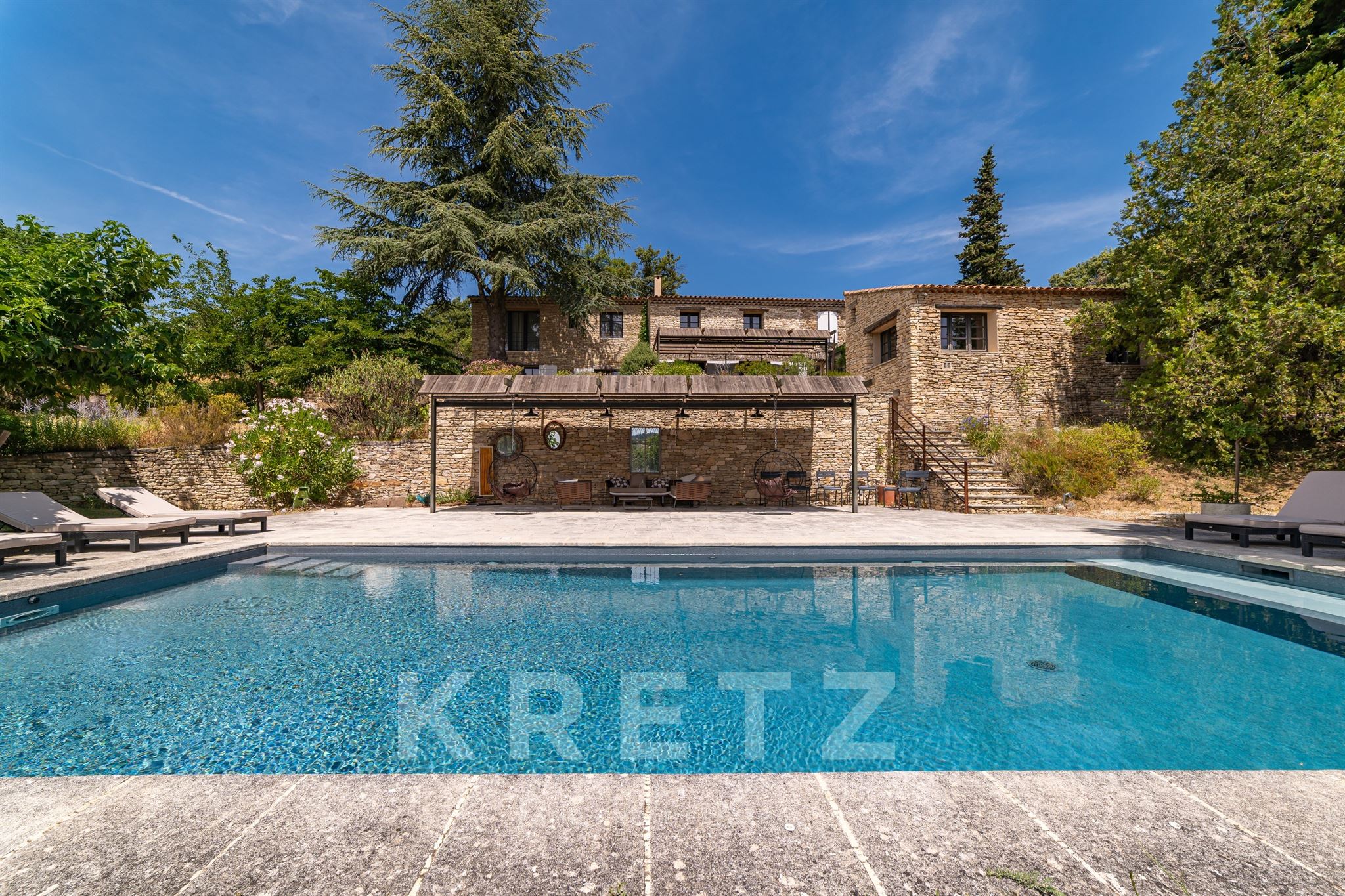 EXCLUSIVITÉ GORDES, MAS EN PIERRE D'EXCEPTION DE 317 M2, 4 HECTARES, VUE PANORAMIQUE