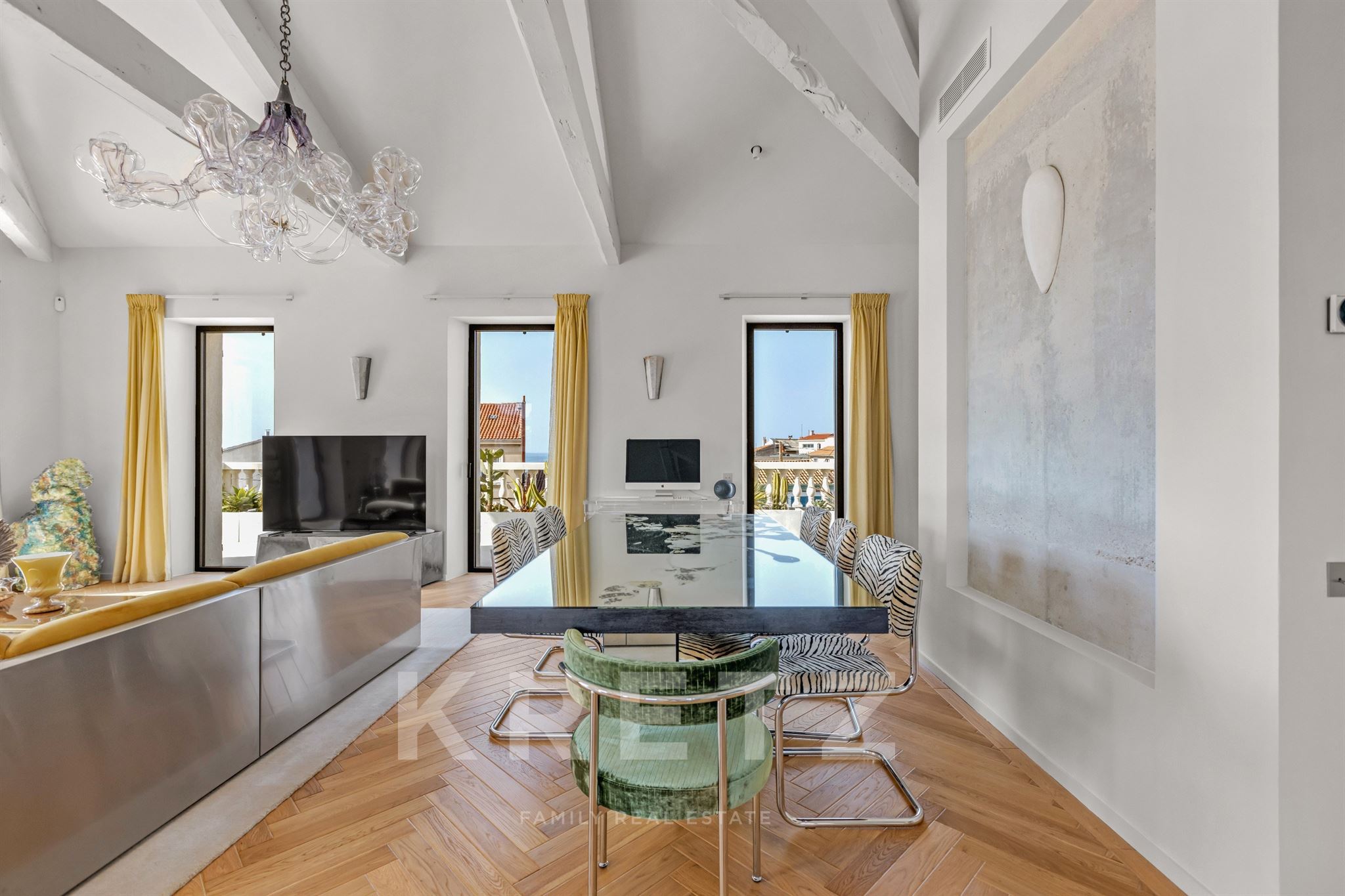Penthouse-style house with sea view
