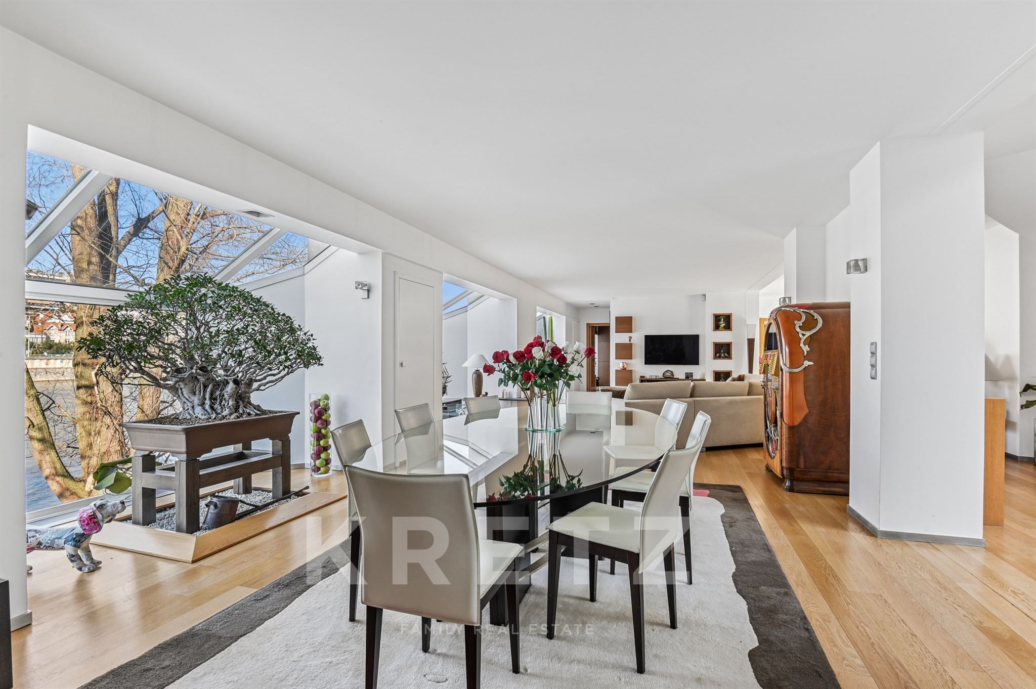 Architect-designed house with large garden and swimming pool on the banks of the Seine