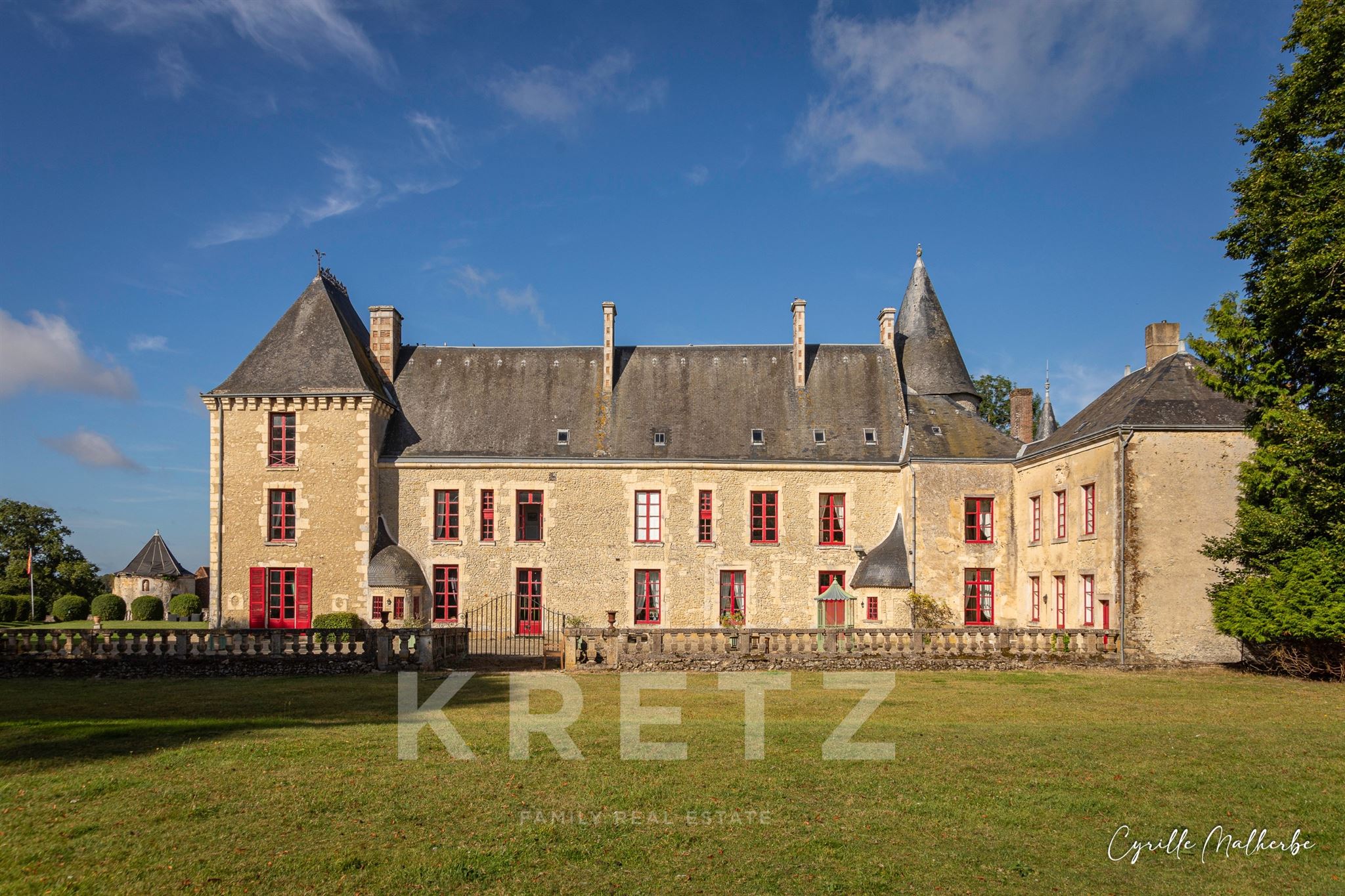 Château IMH du 17e et dépendances 42ha, piscine, bois