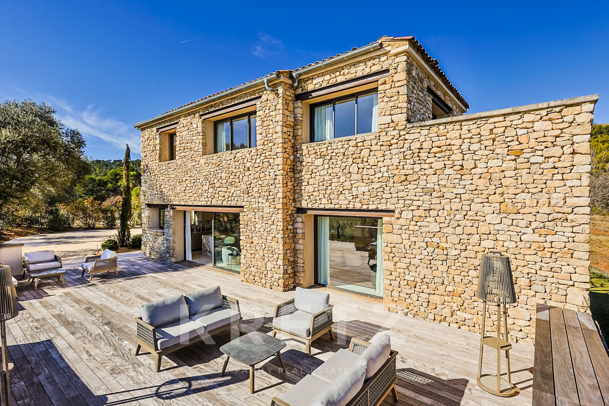 Exceptional estate with panoramic view of the Sainte-Victoire in the heart of a 6-hectare estate