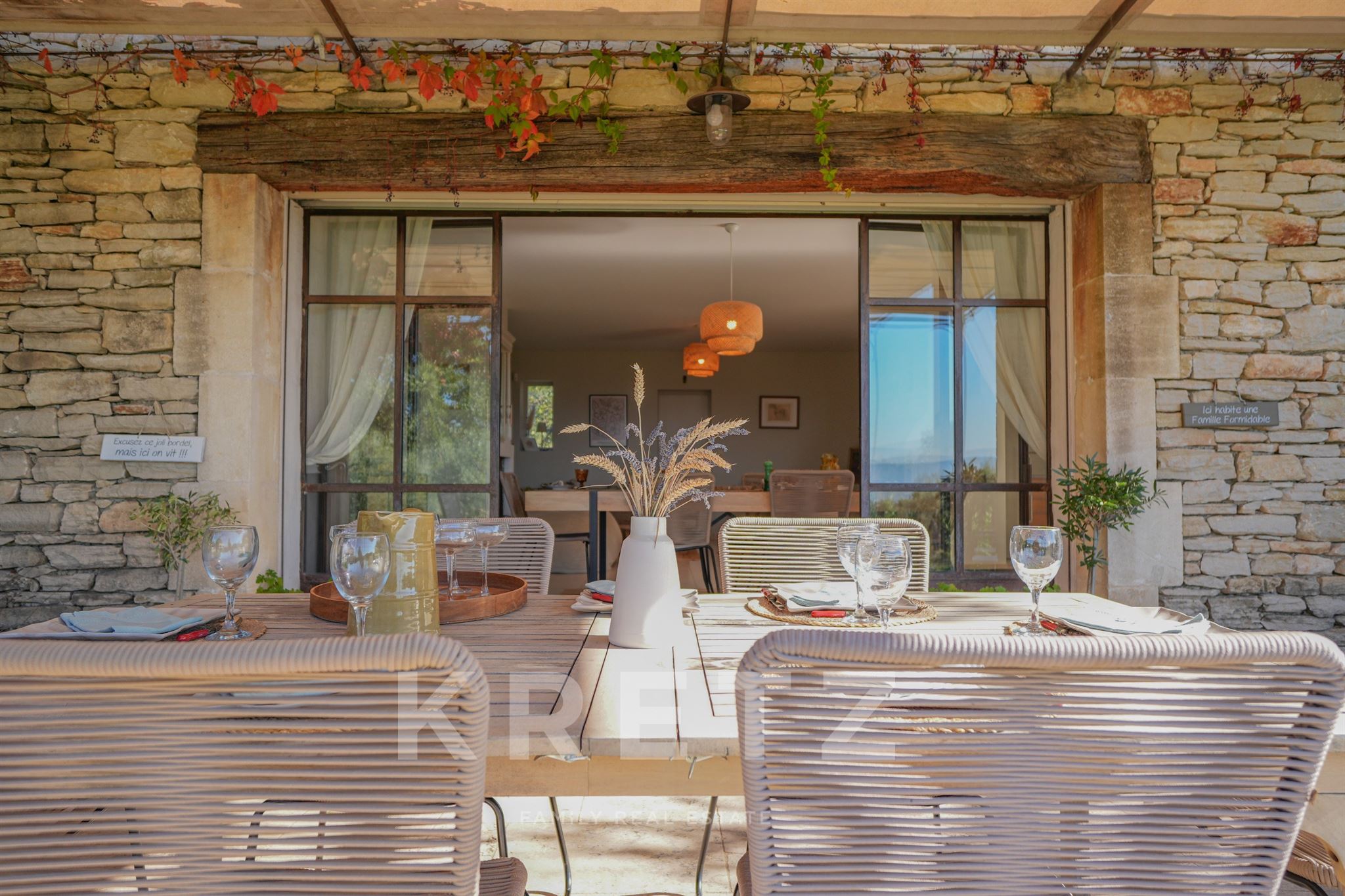 Propriété rare à Gordes, vue imprenable sur le Luberon & Alpilles – Maison principale et dépendance
