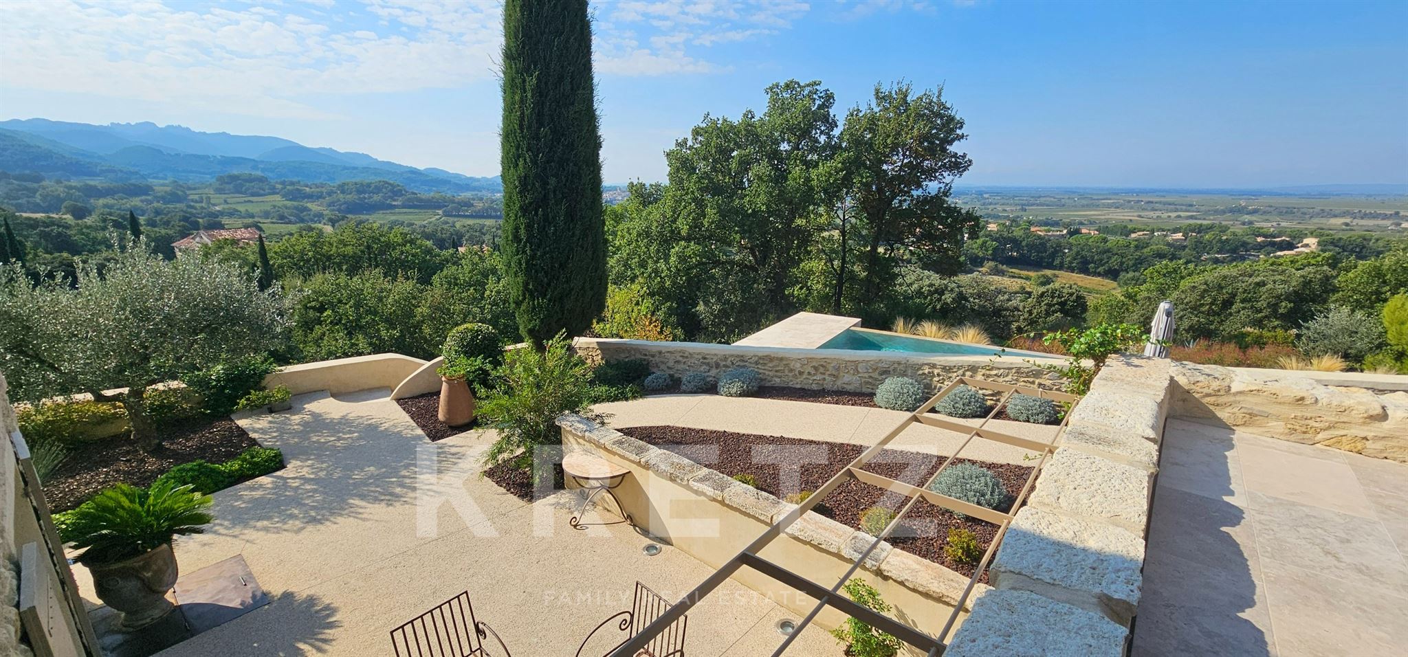 UNE DEMEURE CONFIDENTIELLE. UN PANORAMA SANS LIMITE. L’ART DE VIVRE LA PROVENCE AUTREMENT.