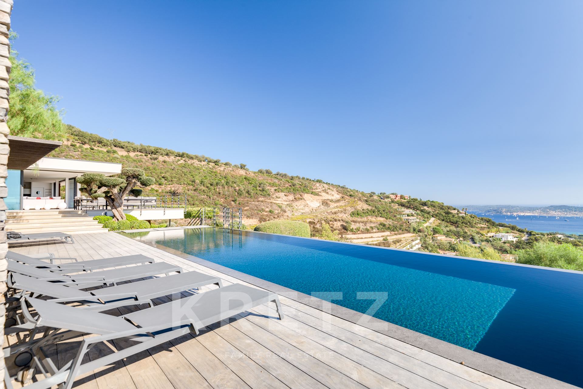 Architect-designed villa with exceptional view of the Gulf of Saint-Tropez