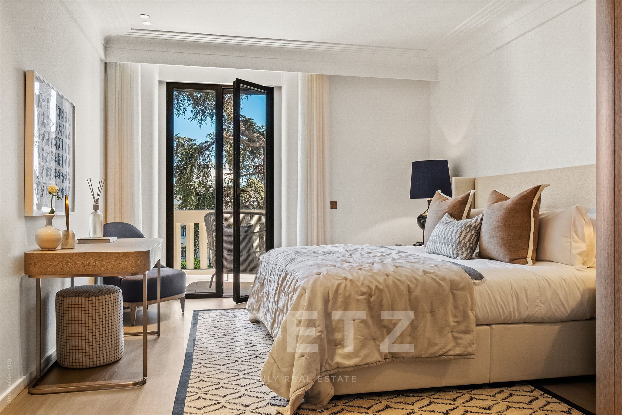 CAP D'ANTIBES : Timeless Art Deco Elegant Apartement with Panoramic Sea Views