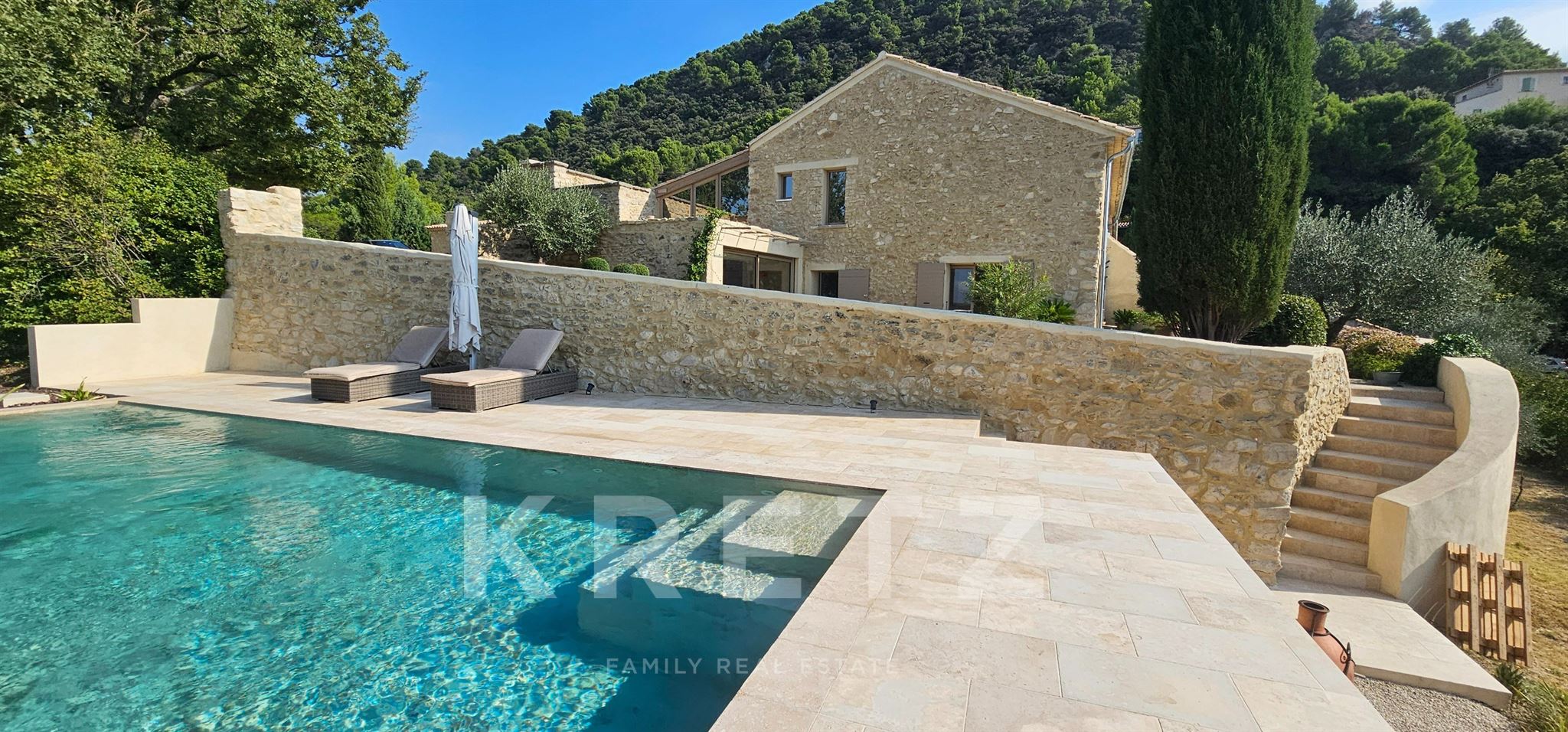 UNE DEMEURE CONFIDENTIELLE. UN PANORAMA SANS LIMITE. L’ART DE VIVRE LA PROVENCE AUTREMENT.