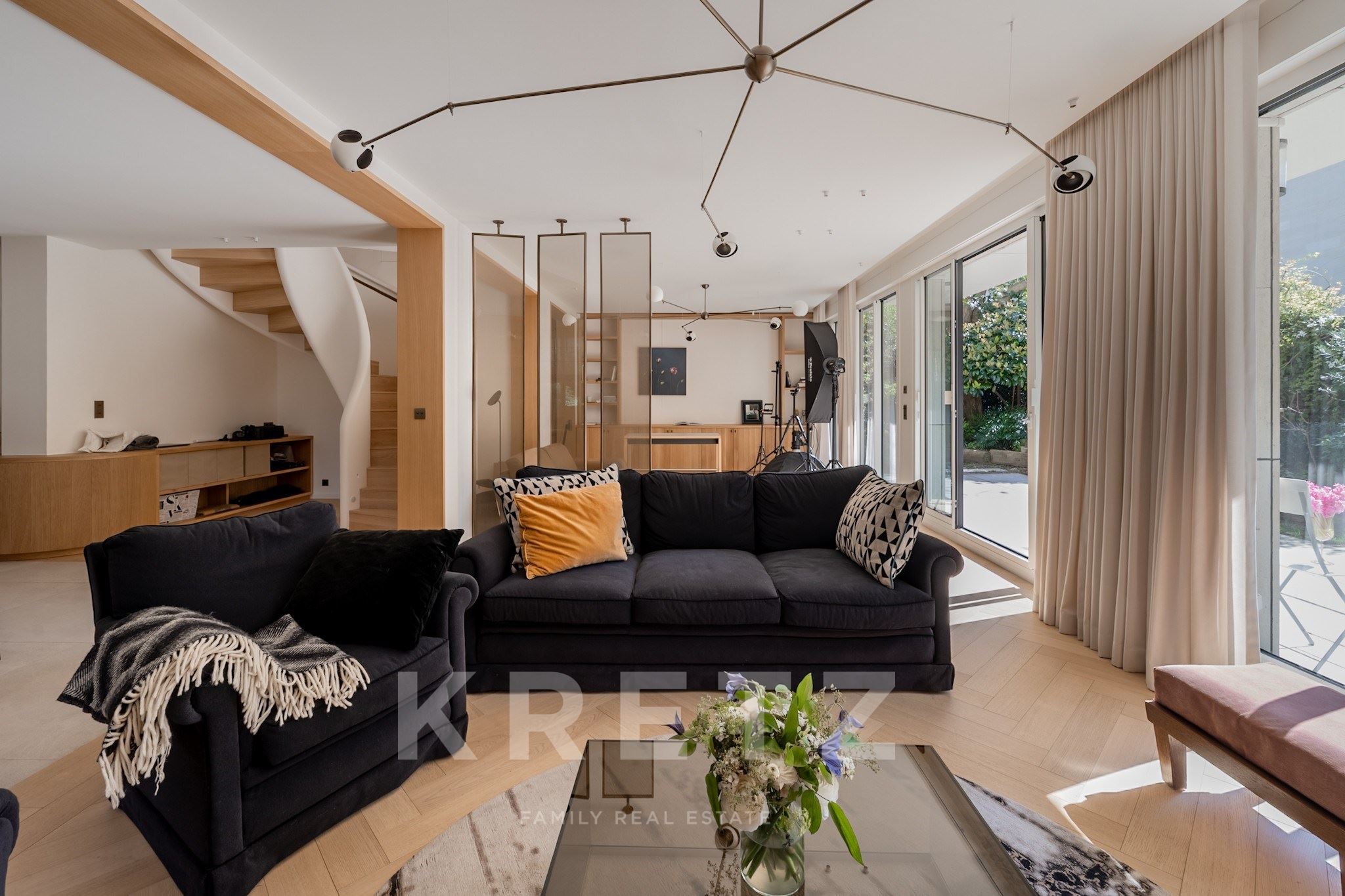 Neuilly Saint James. Duplex jardin terrasse. 4 chambres