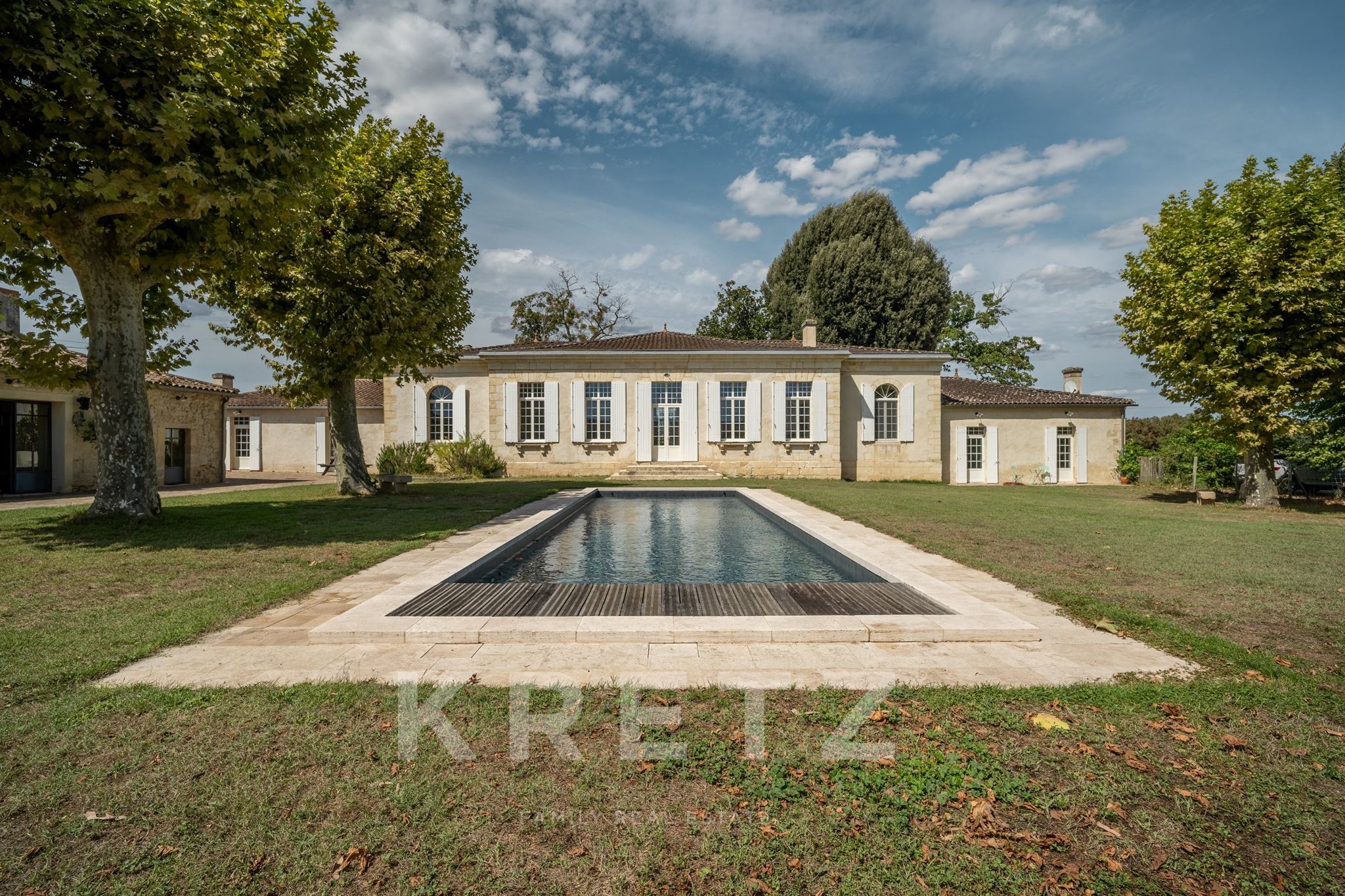 BORDEAUX 35MN – SOMPTUEUSE MAISON DE MAITRE DU XVIIIᵉ – 4,5 HA – PISCINE – DÉPENDANCES