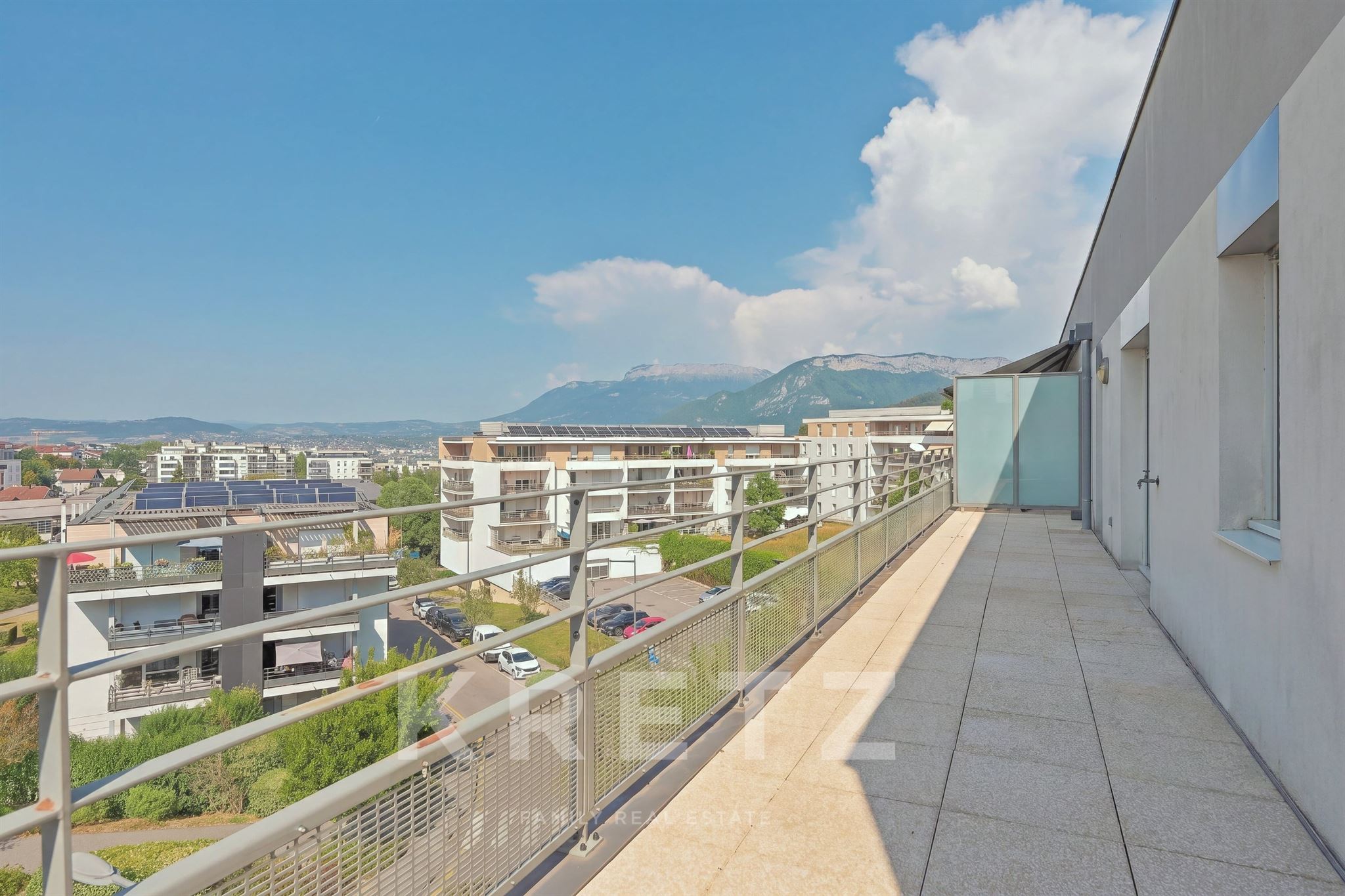 ANNECY – T5 en attique avec 45 m² de terrasses – Résidence de standing – Garage.