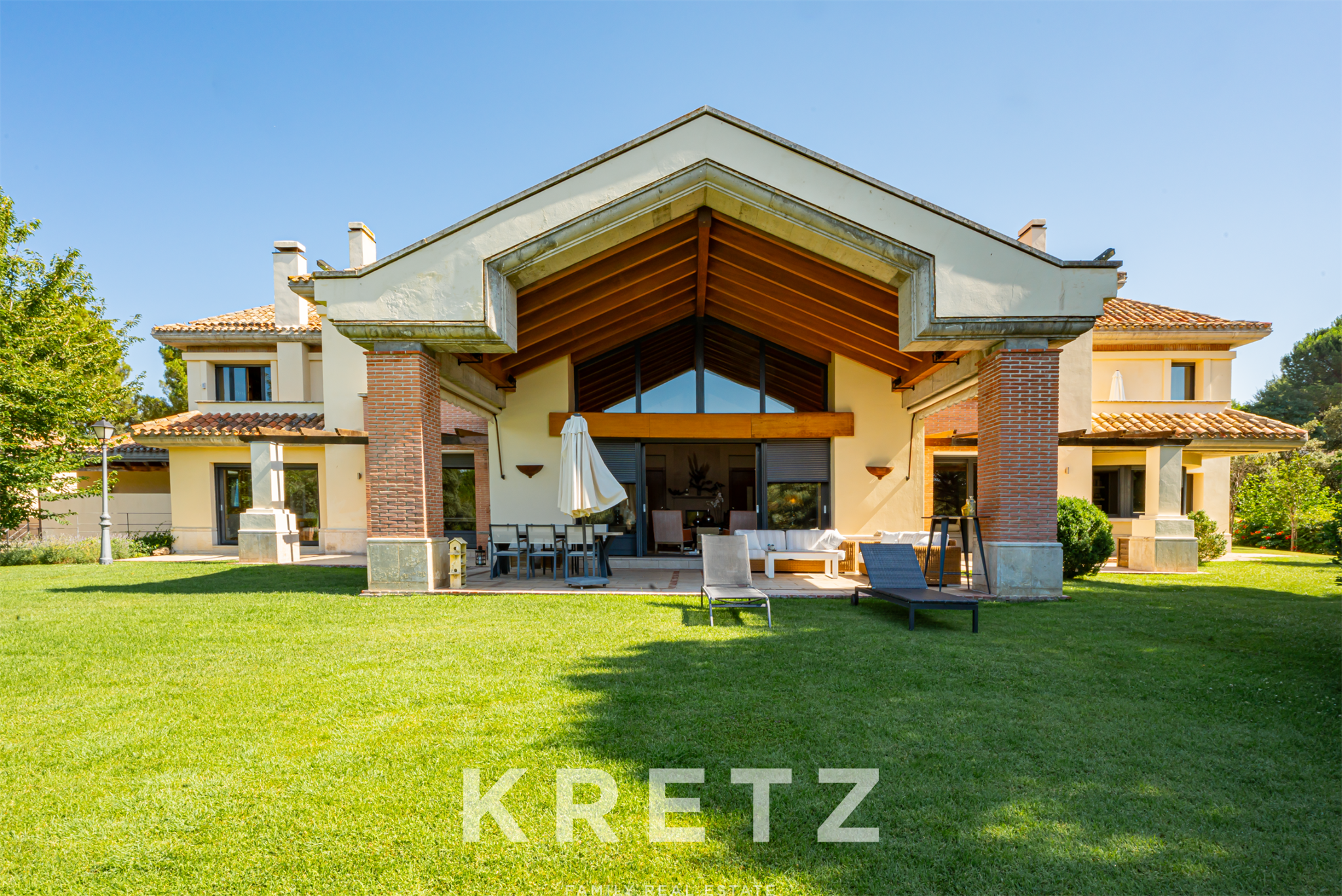 Majestic residence with 10,000 m² of land and total privacy