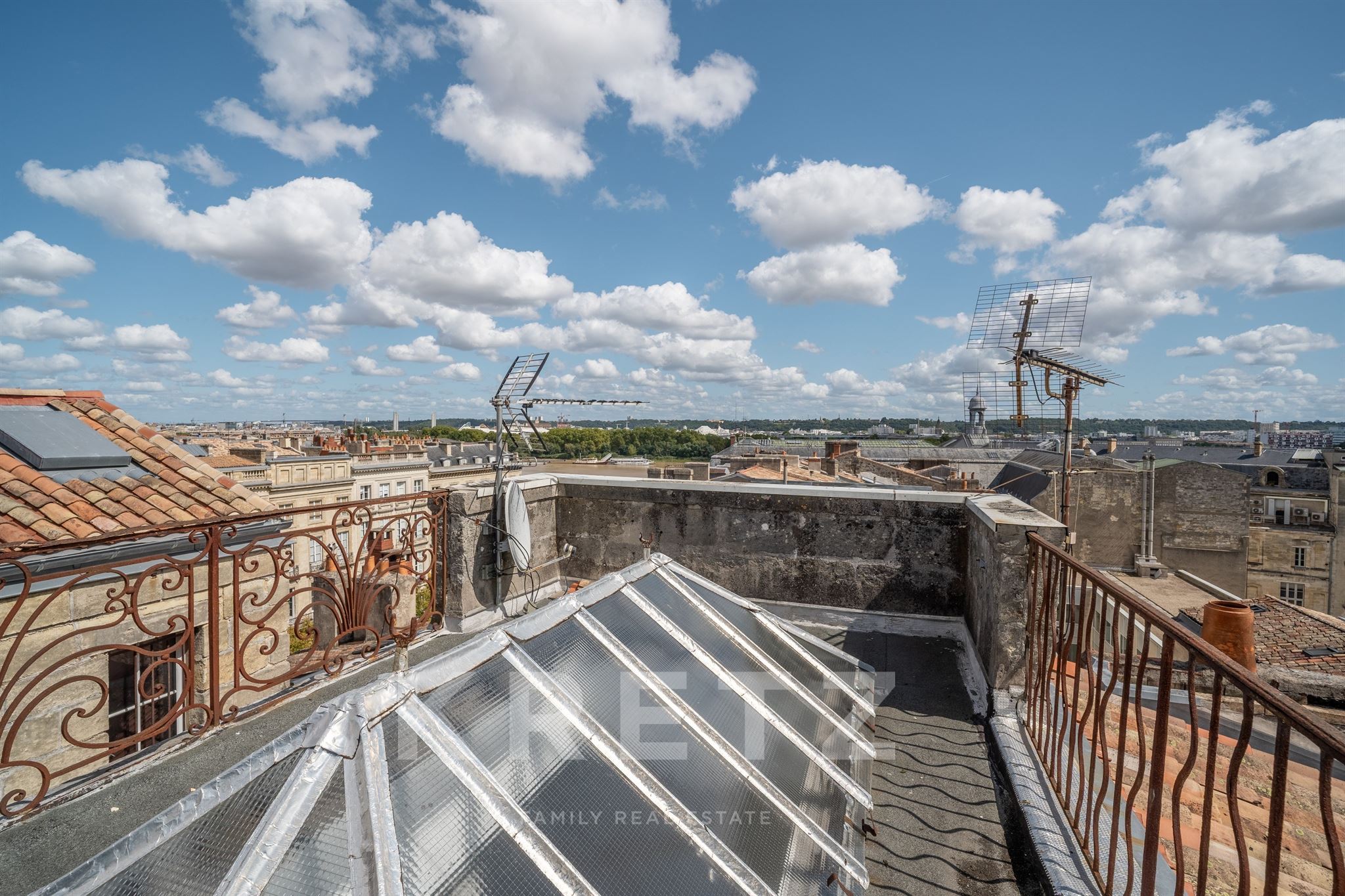 BORDEAUX – GRAND THÉÂTRE – APPARTEMENT EN DUPLEX – À RÉNOVER
