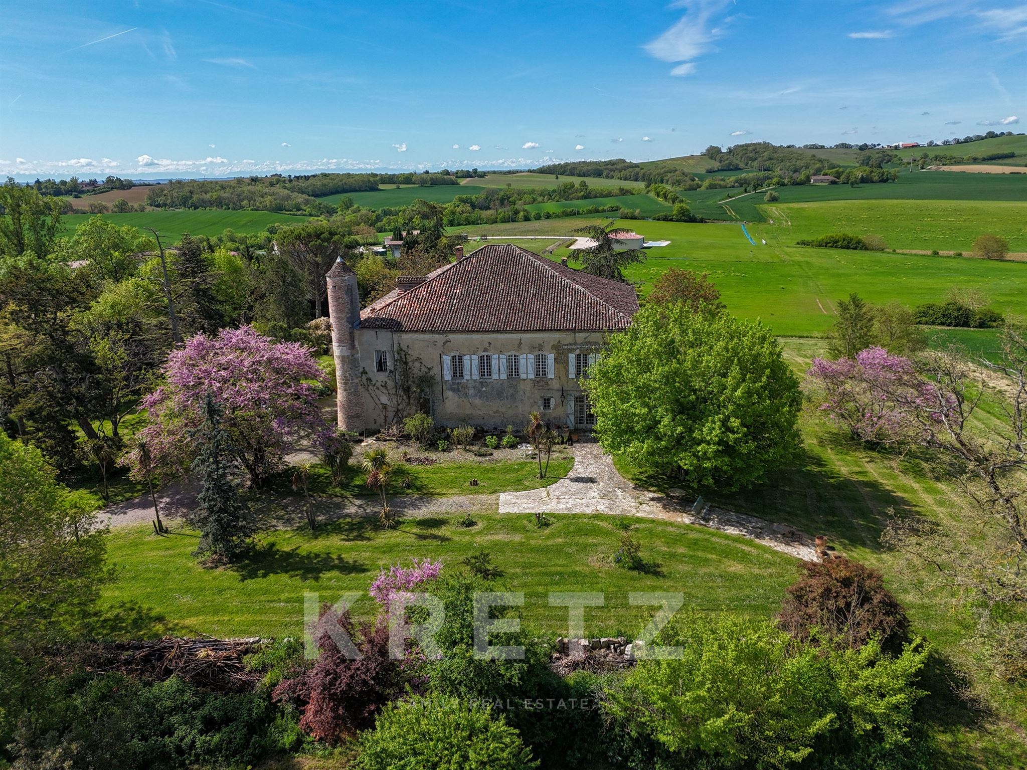 Propriété rare : château XVIIIe, parc de 2 ha et donjon insolite