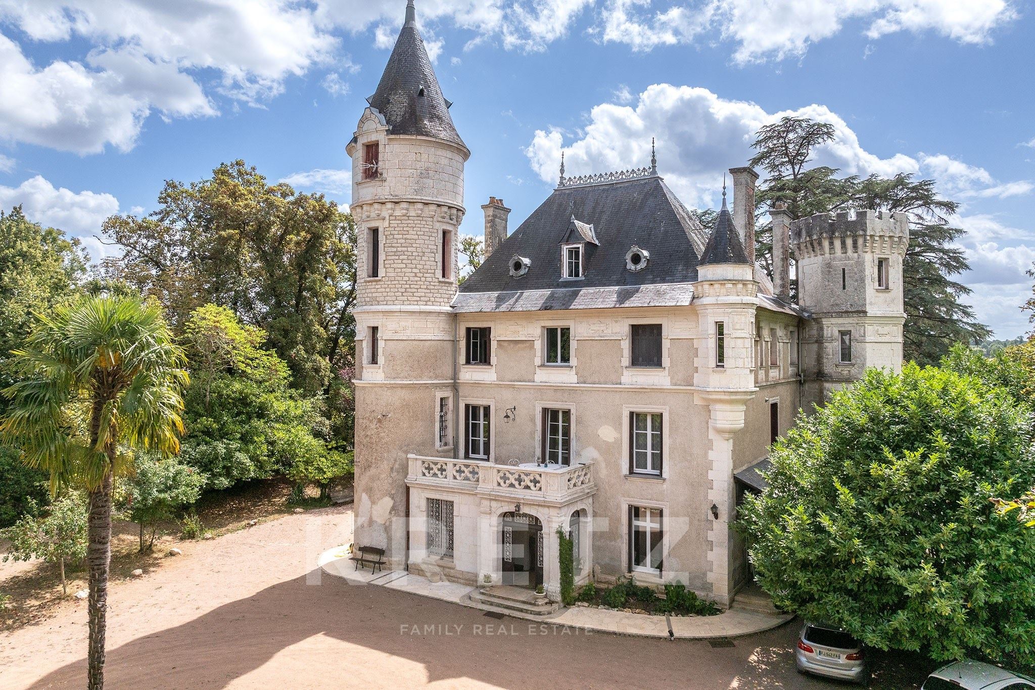 Historic 17th-century château, 600 m², 10 ha park, swimming pool