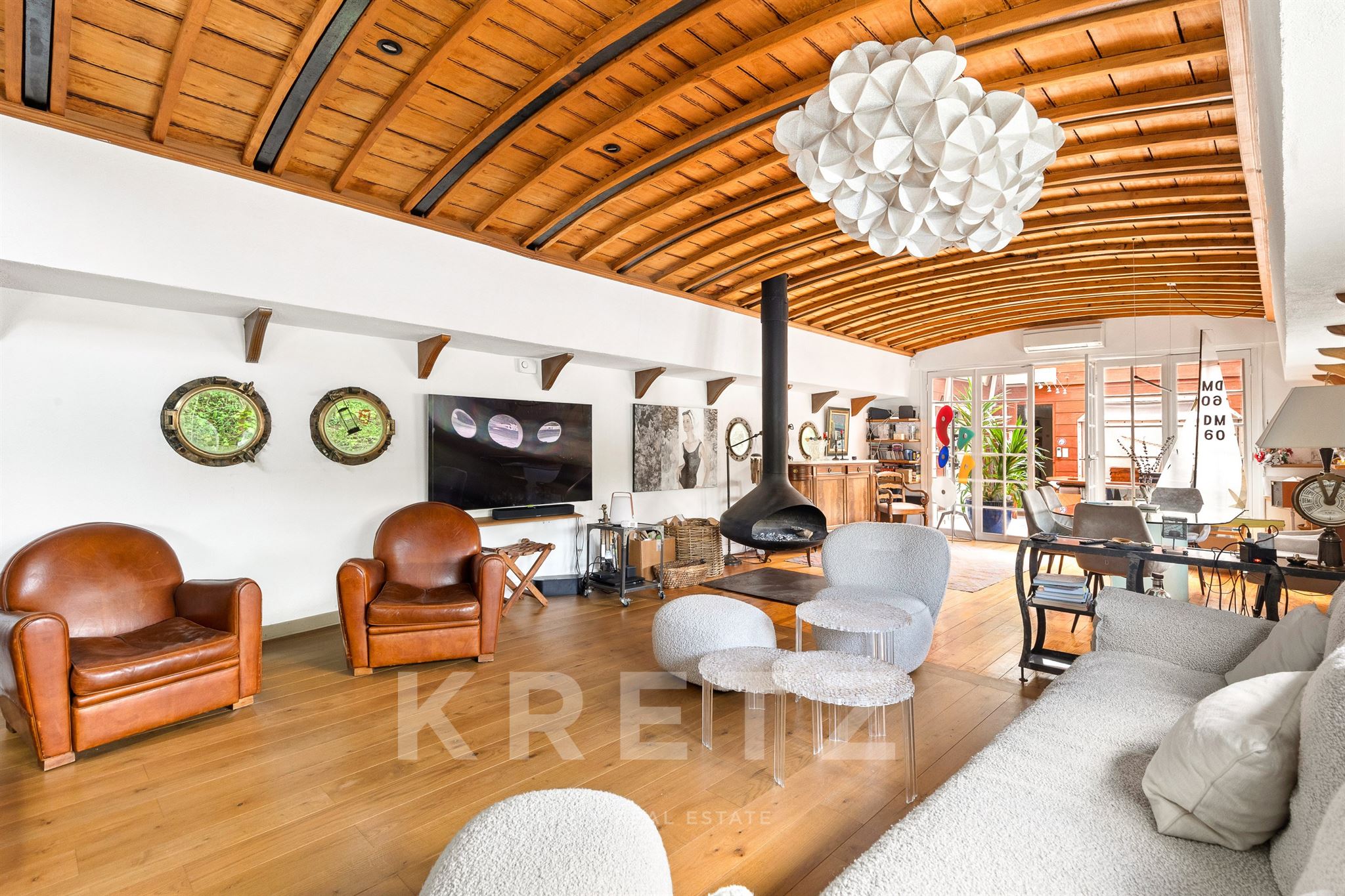 Elegant Renovated Freycinet Barge with Panoramic Views on the Seine