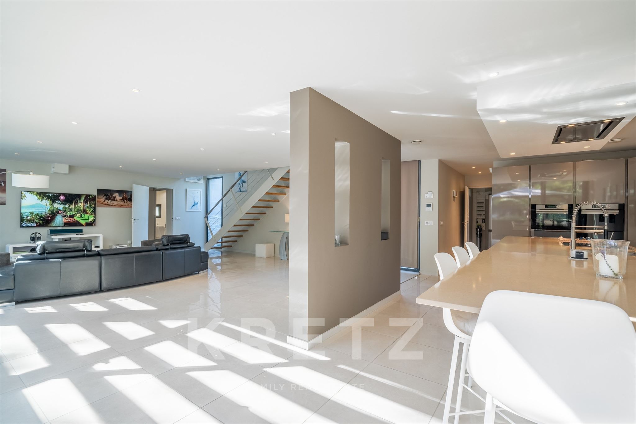 Villa contemporaine aux lignes pures et à l’élégance naturelle