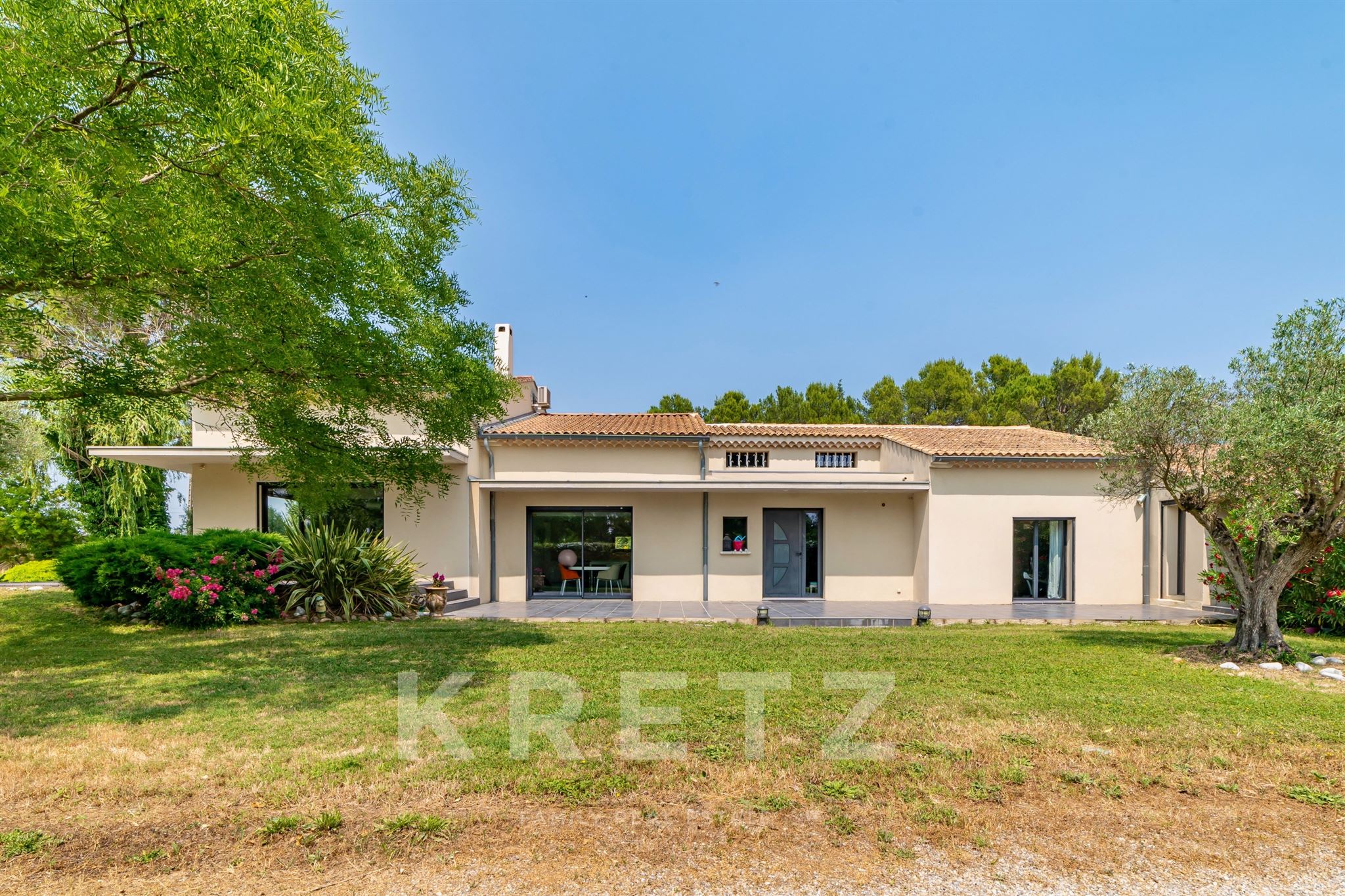 High-end renovated 400sqm villa on 8300sqm landscaped plot