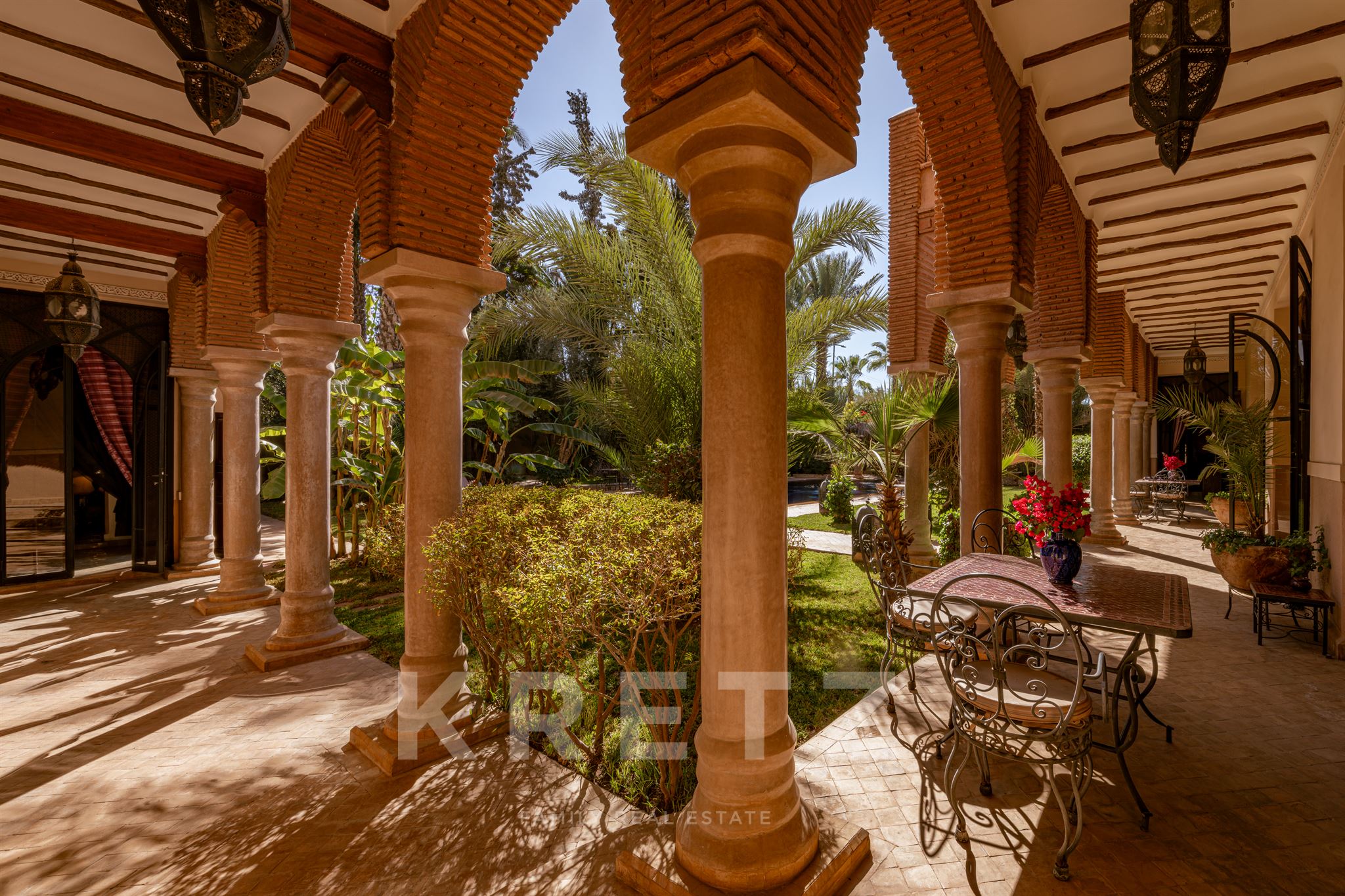 10-suite house in a 2200 m2 park 5 minutes from the center of Marrakech. 2 swimming pools, spa, hamm