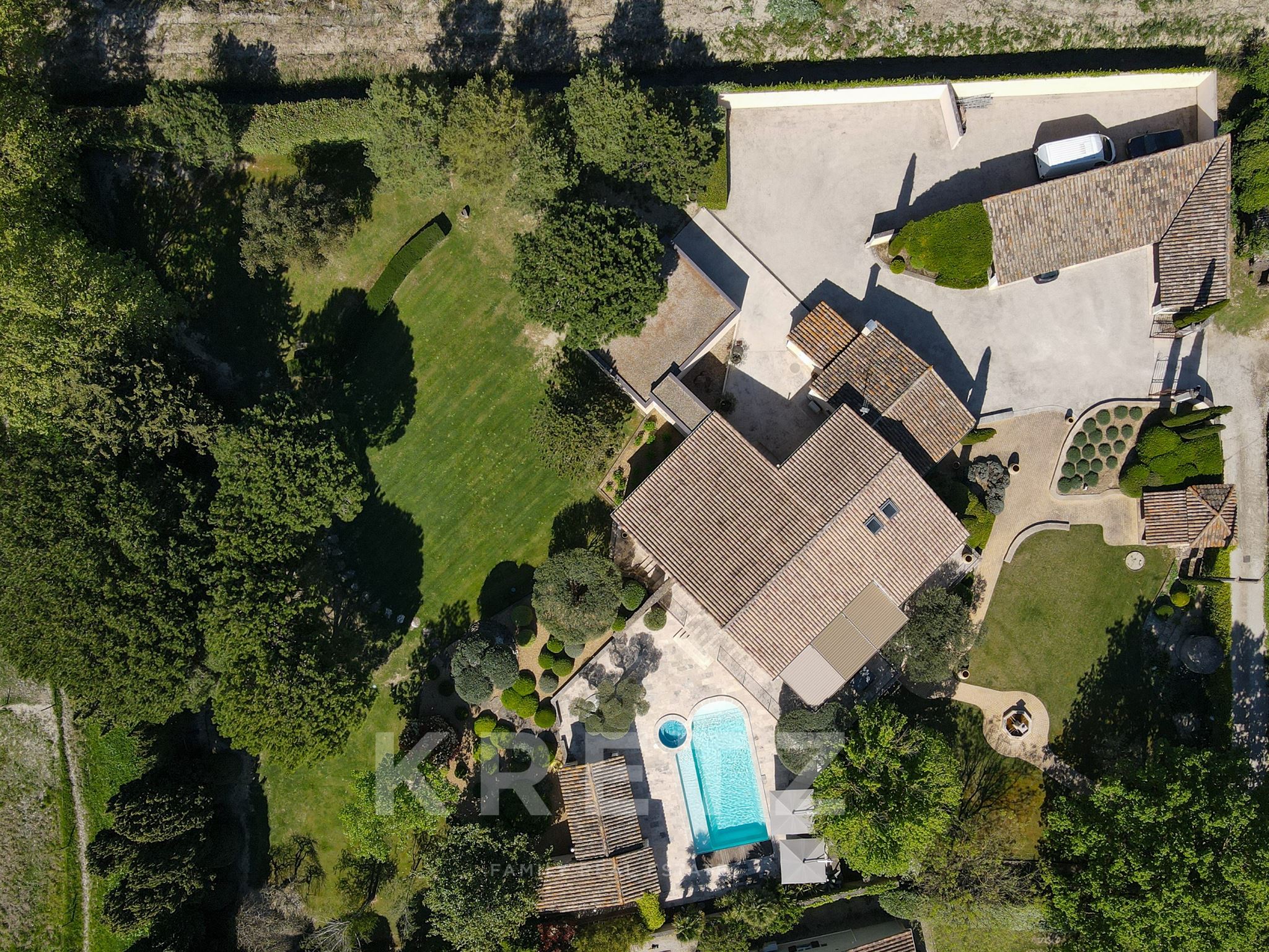 At the gates of Saint-Rémy-de-Provence, an exceptional 320 sqm property set within a landscaped have