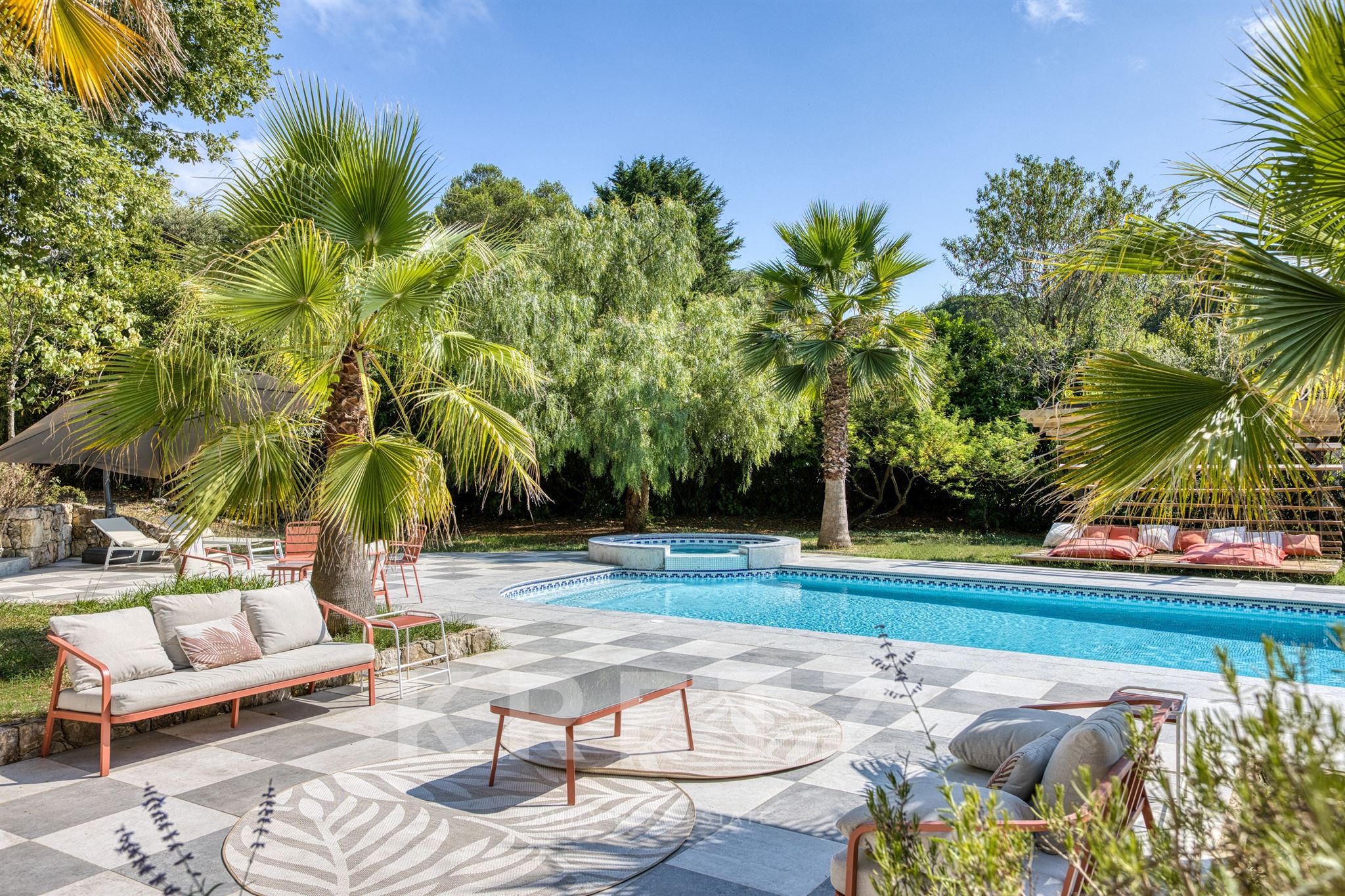 VALBONNE – ELEGANT BASTIDE IN ABSOLUTE PEACE AND QUIET