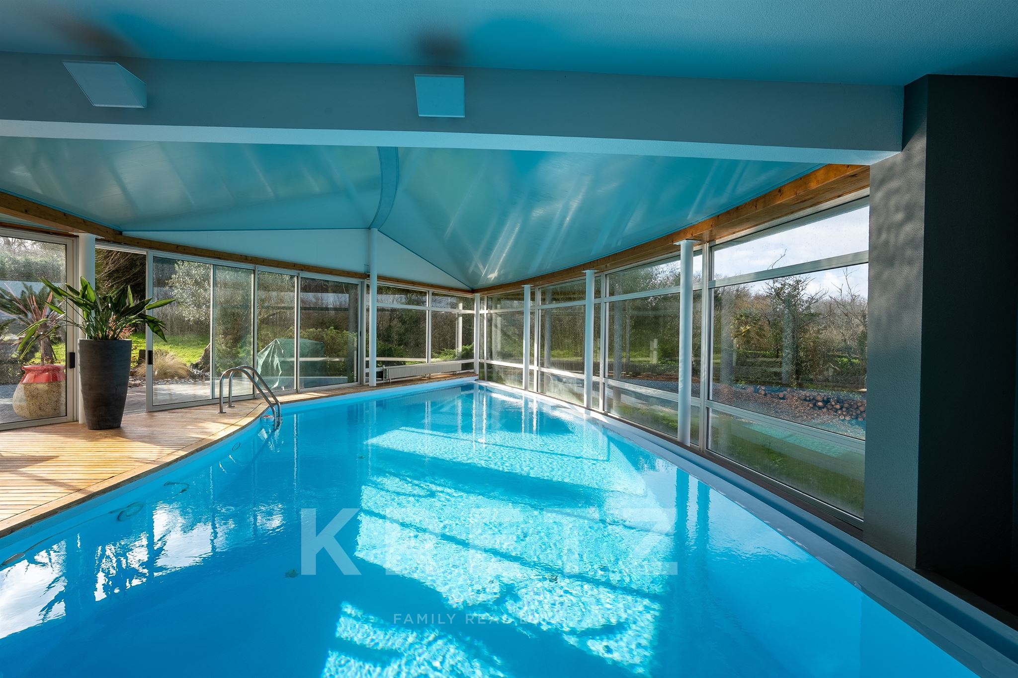 Casa projetada por arquiteto com vista para o mar