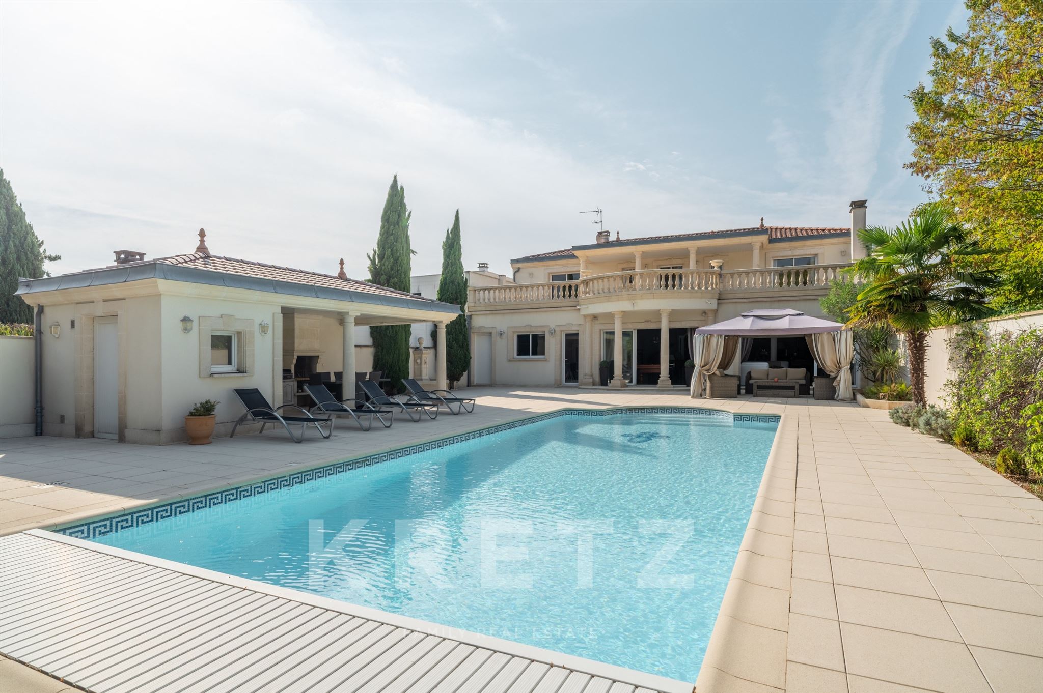 MERIGNAC - Villa 5 chambres de 301 m2 avec piscine & garage