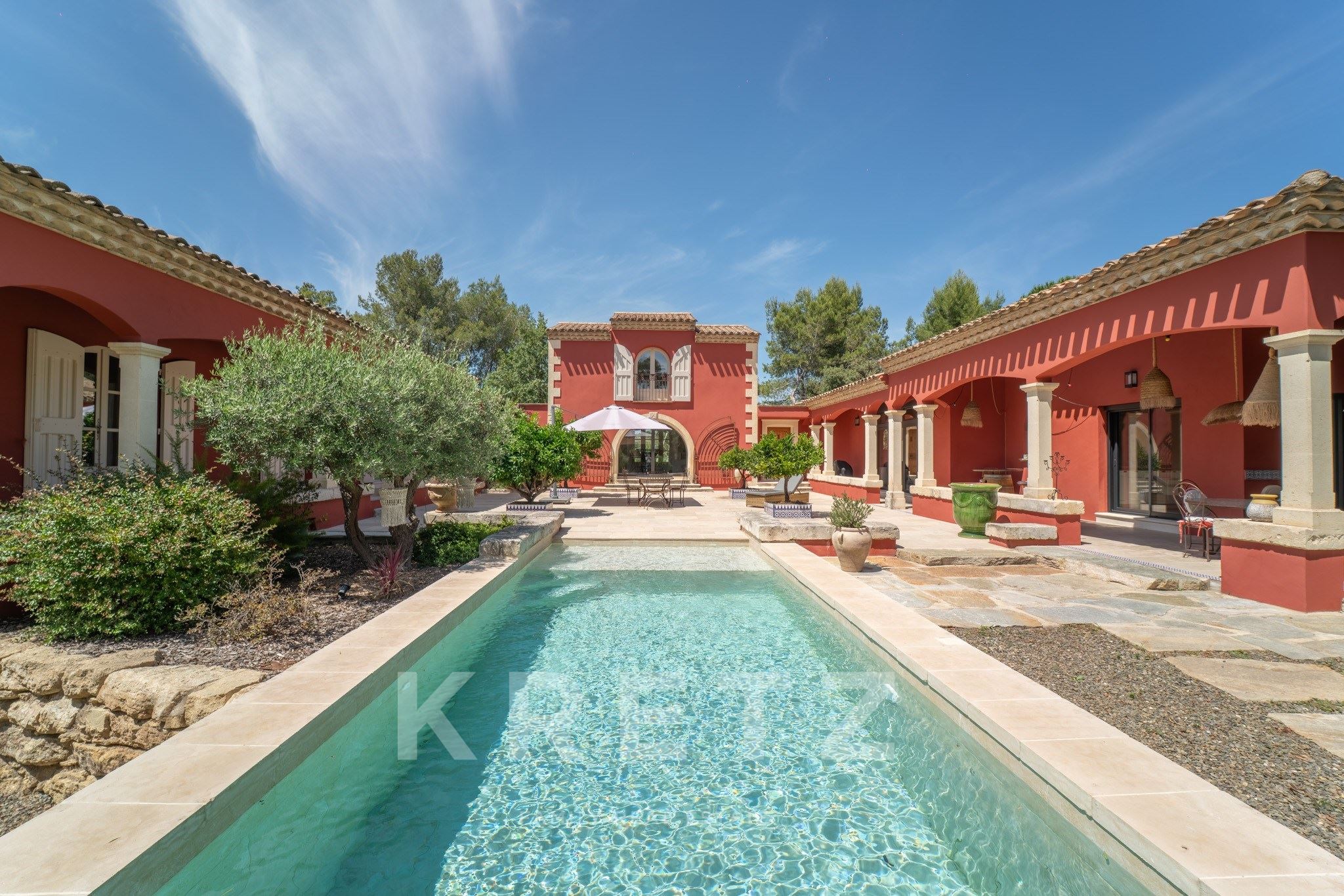 Hacienda contemporánea en un entorno verde exuberante entre Nîmes y Montpellier