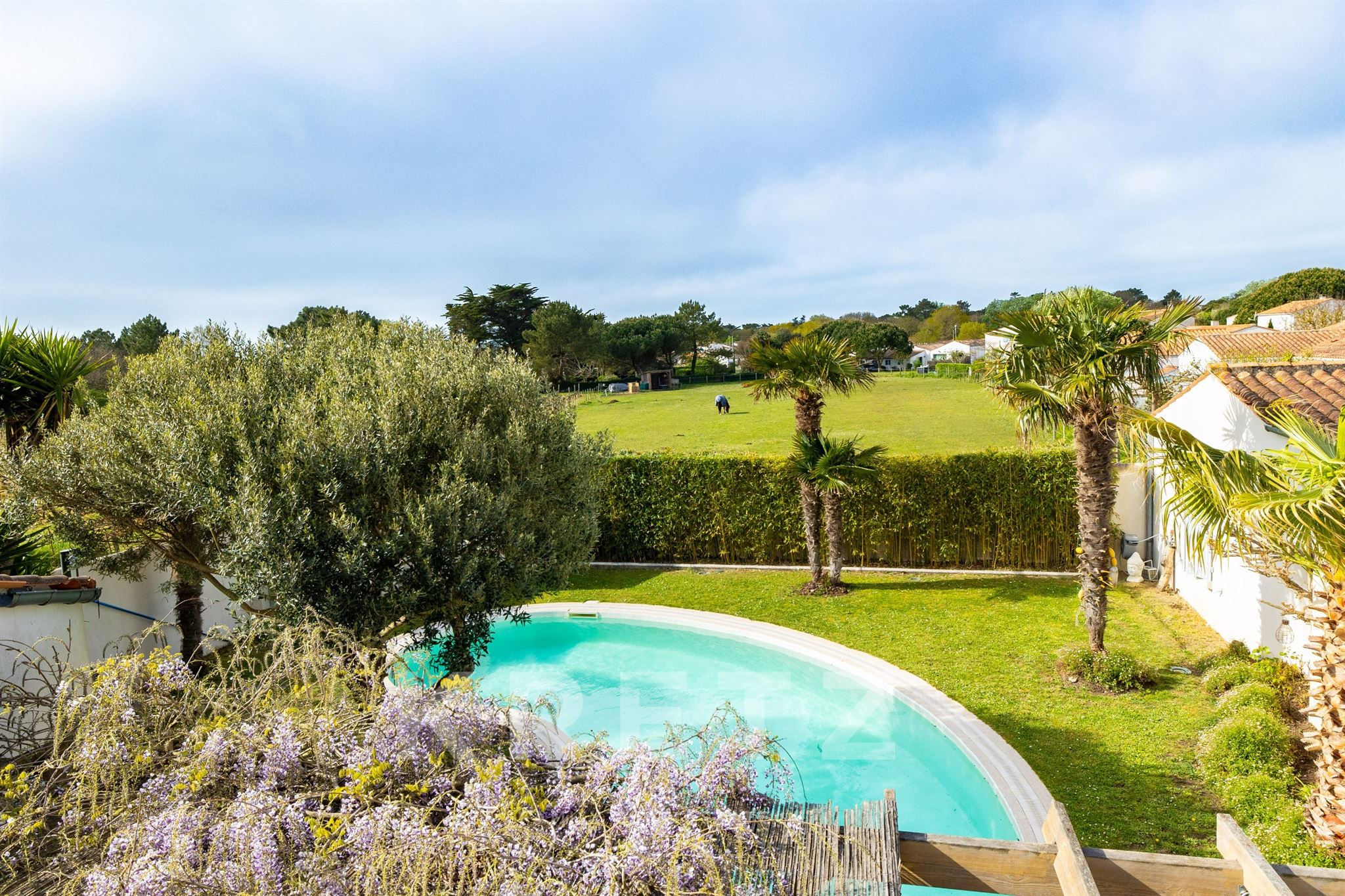 203 sqm villa with 5 suites and a swimming pool